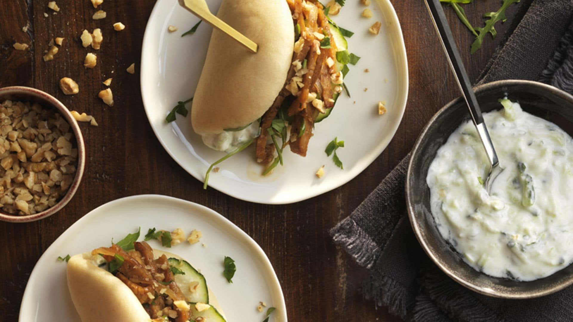 Baos de tempeh, crema agria, pepino y nueces