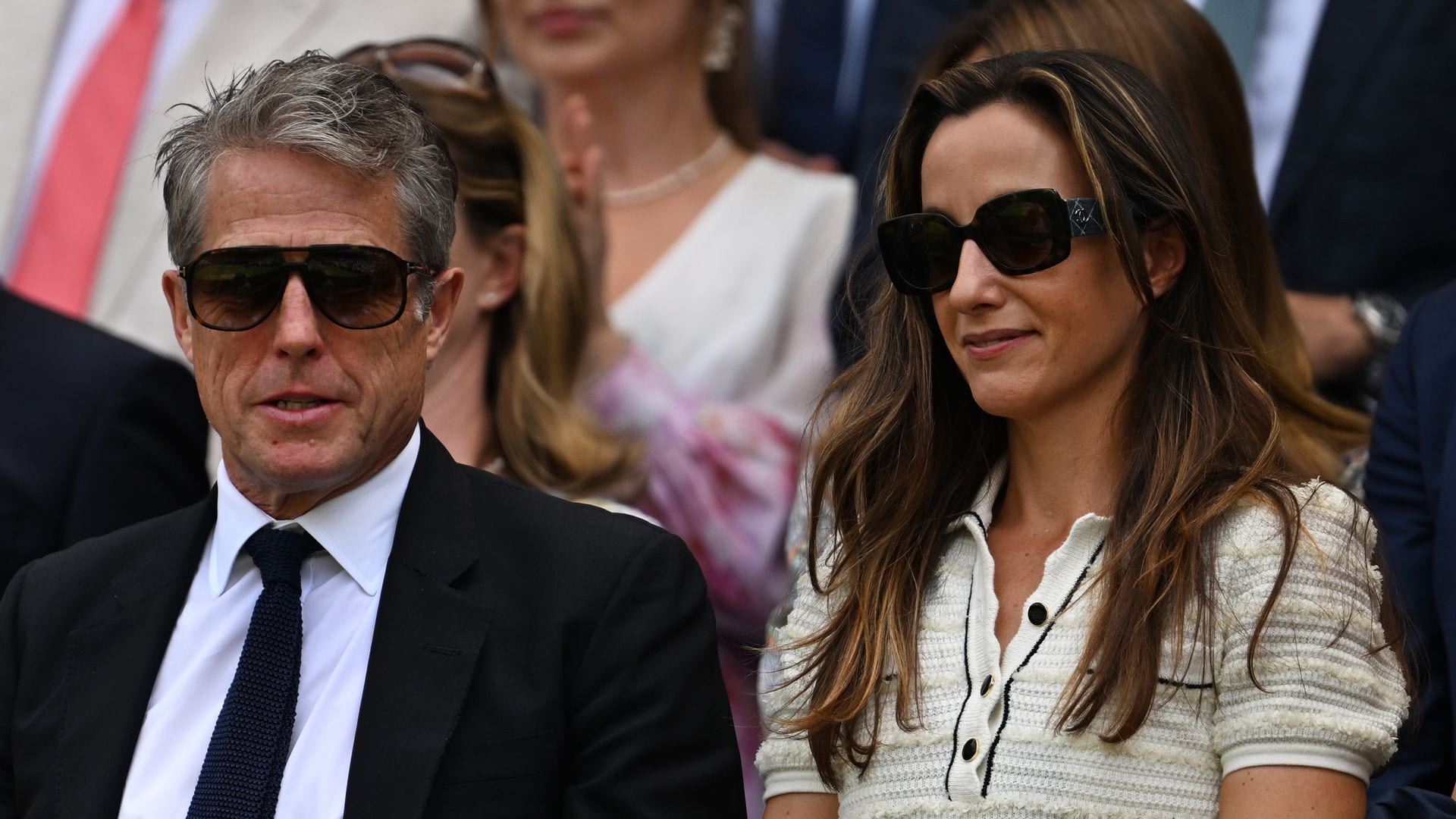 Hugh Grant se vuelve viral tras quedarse dormido detrás de la reina Camilla en Wimbledon