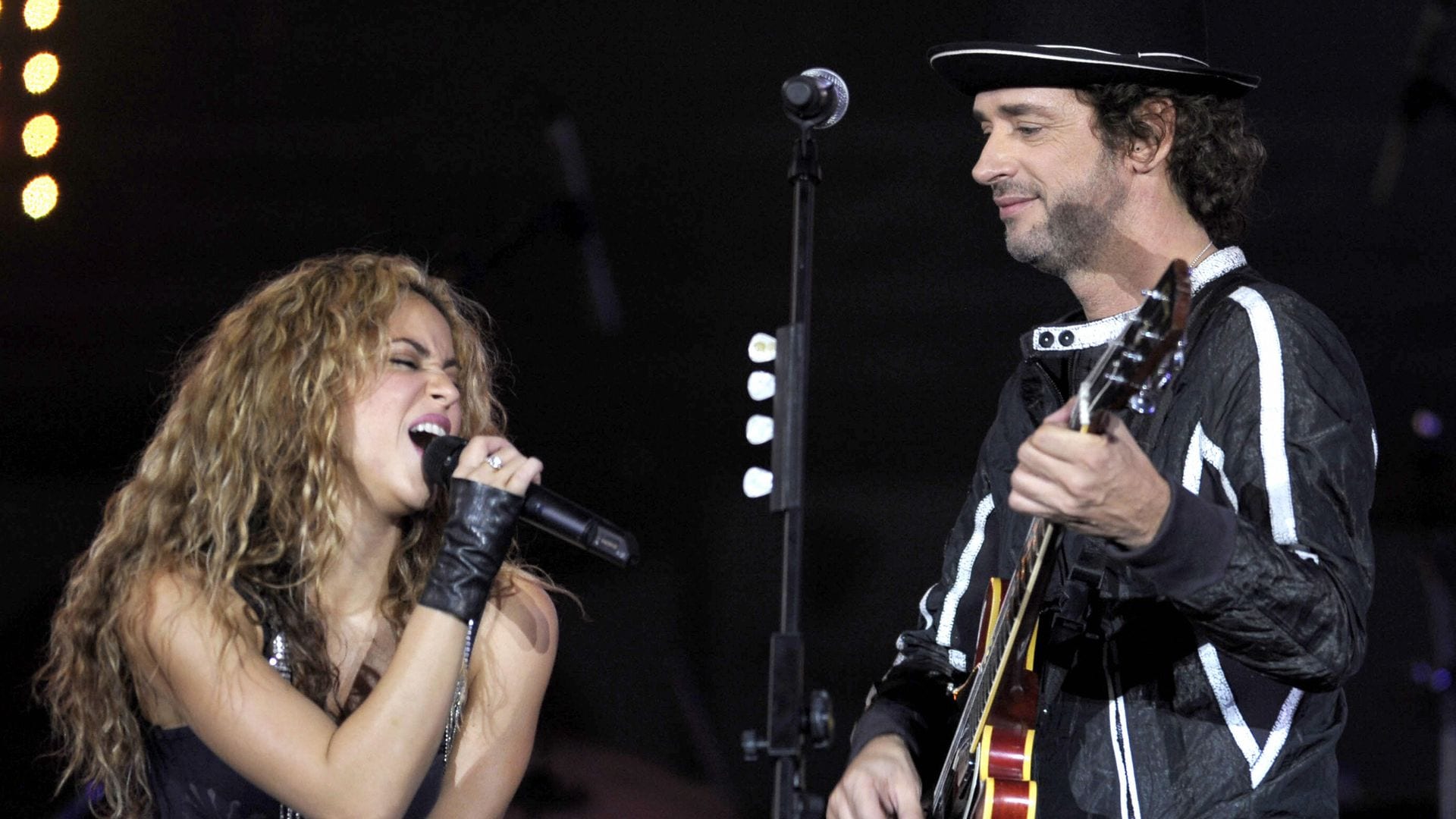 Shakira y Gustavo Cerati cantando juntos en el concierto a beneficio ALAS en Buenos Aires, el 17 de mayo de 2008.