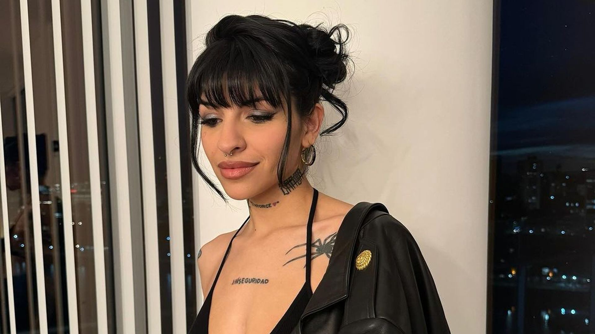 Derrochando sensualidad, Cazzu reaparece en alfombra roja junto a 'La Joaqui' | ¡HOLA!