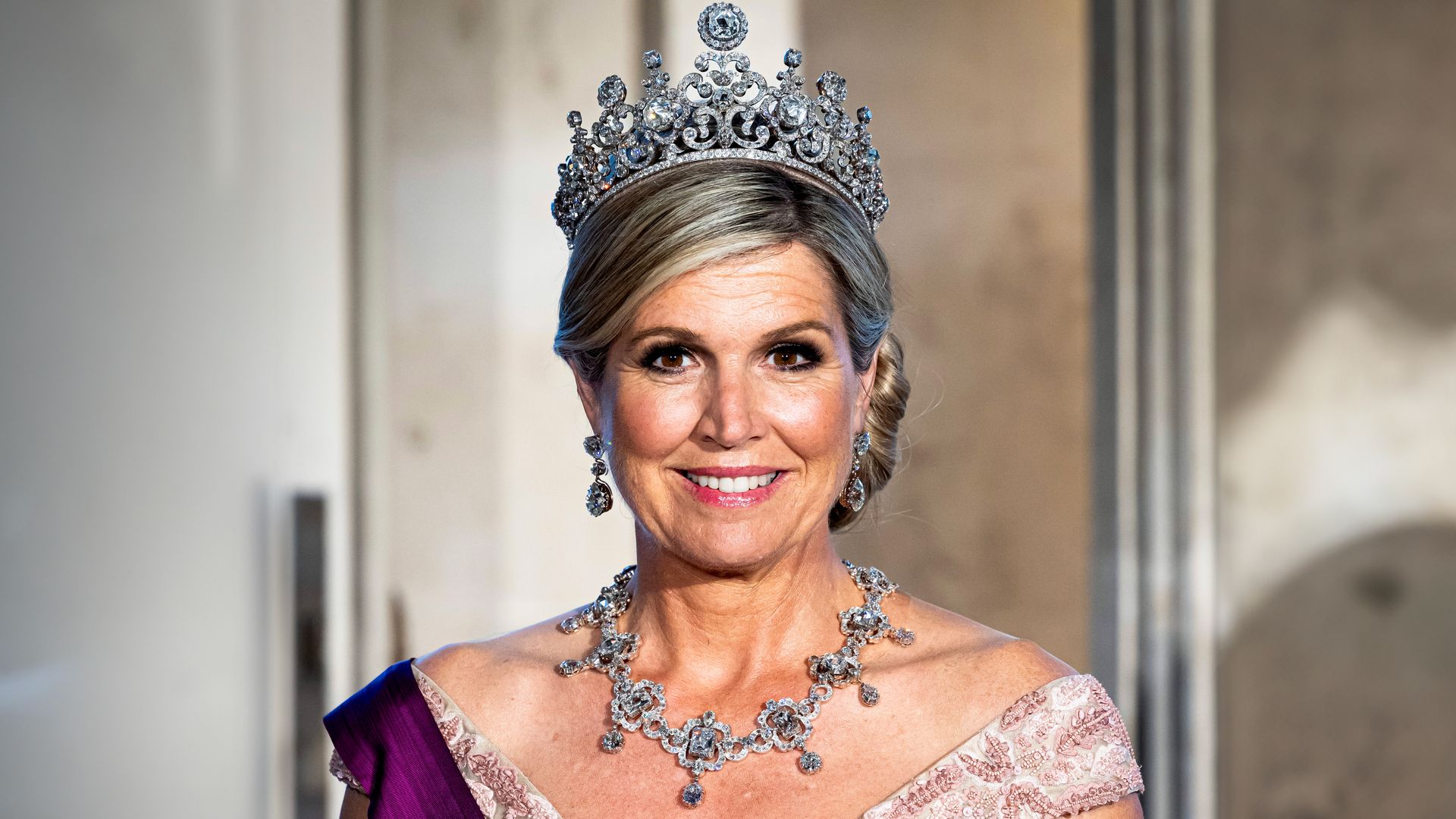 Máxima de Holanda celebra su cumpleaños renovando su trono de estilo