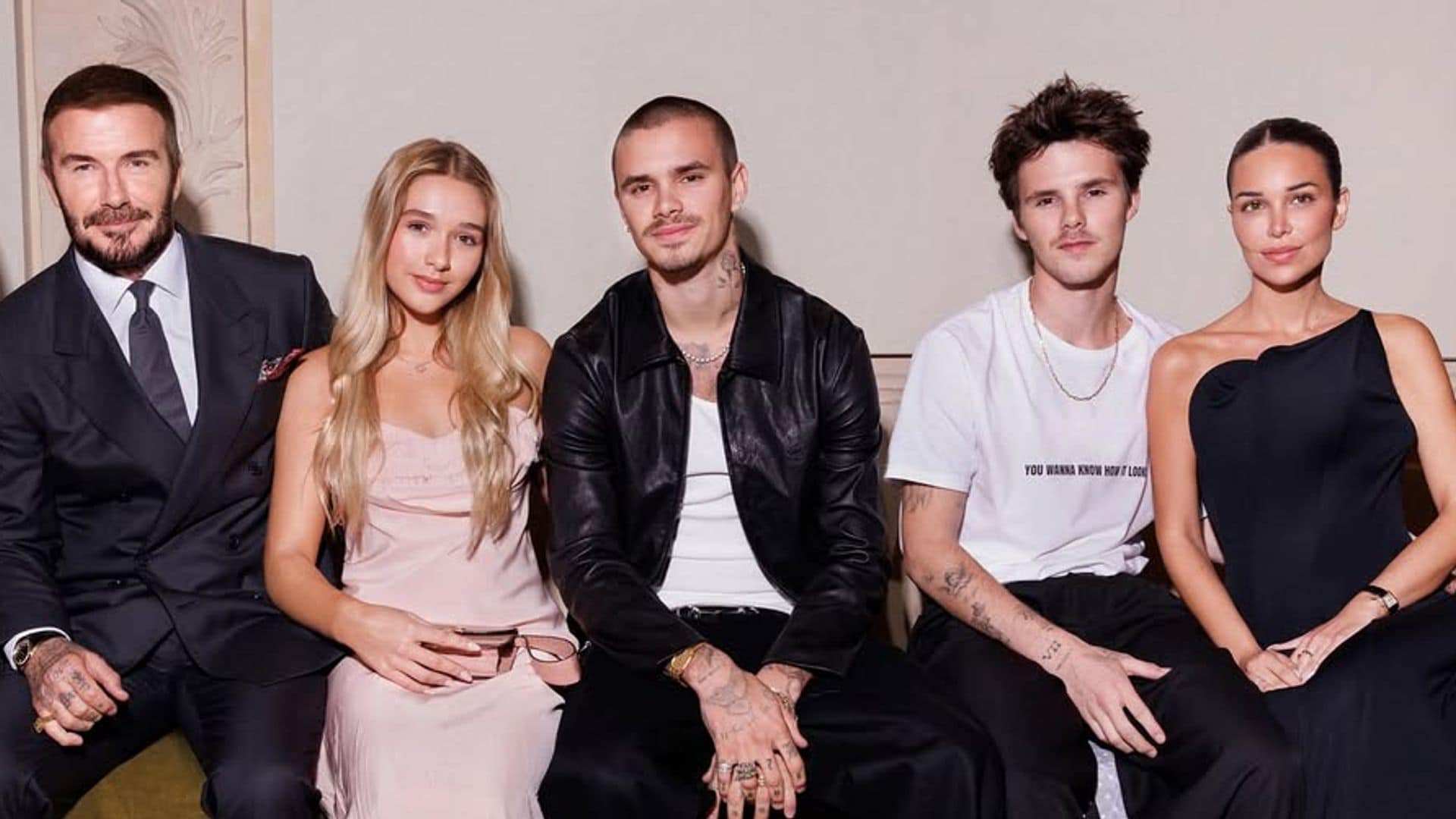Los Beckham arropan a Victoria en su desfile en París: del beso con David al deslumbrante 'look' de Harper