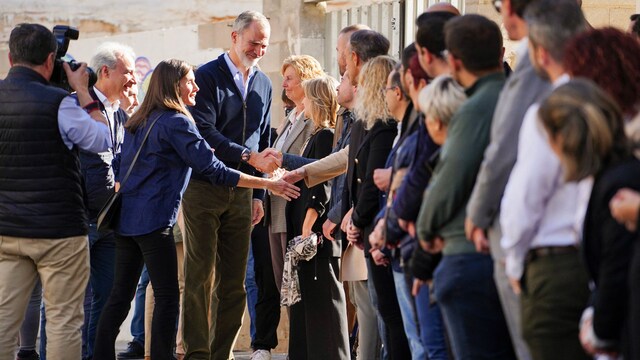 Los reyes Felipe y Letizia en Utiel  saludando a residentes 
