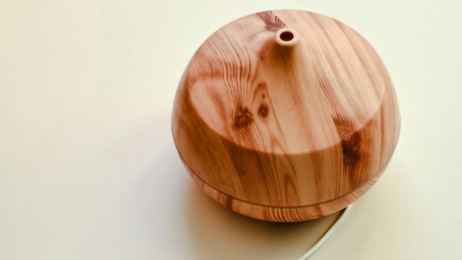 Casi invisible, totalmente eficaz: este es el difusor de aromas inalámbrico que uso en casa cuando no quiero que se vea