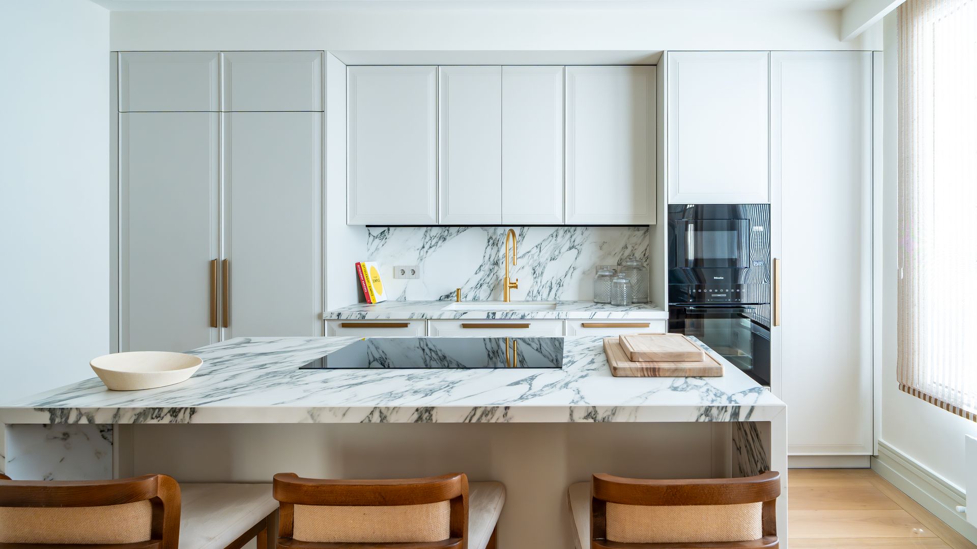 Cocina con isla, diseño y mobiliario de Cocinas Río