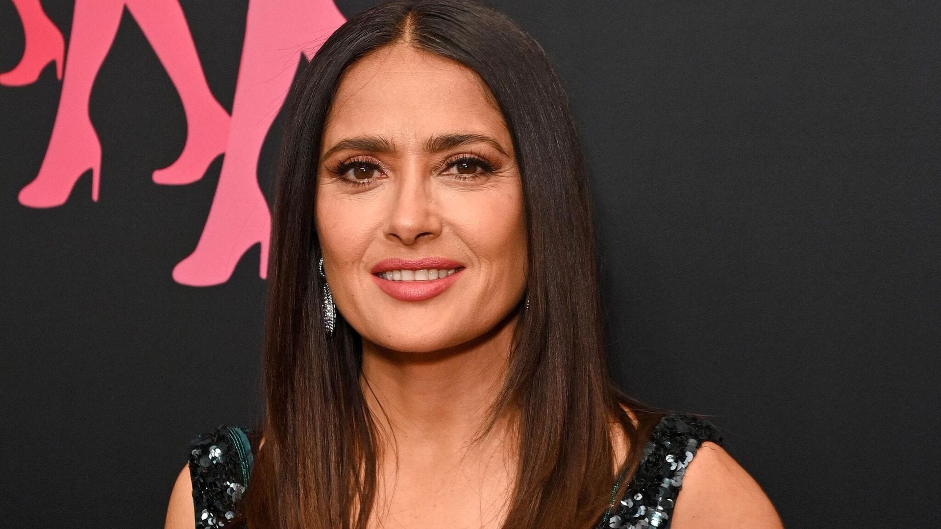 El práctico –y nada costoso– truco de Salma Hayek para disimular sus canas