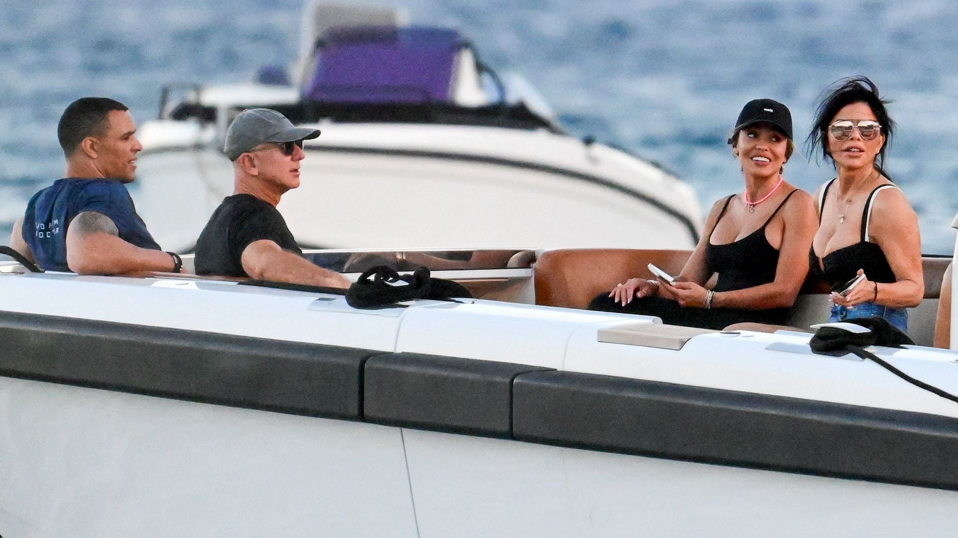Lauren Sánchez y Jeff Bezos, de vacaciones junto al ex de ella, Tony Gonzalez y la esposa de él