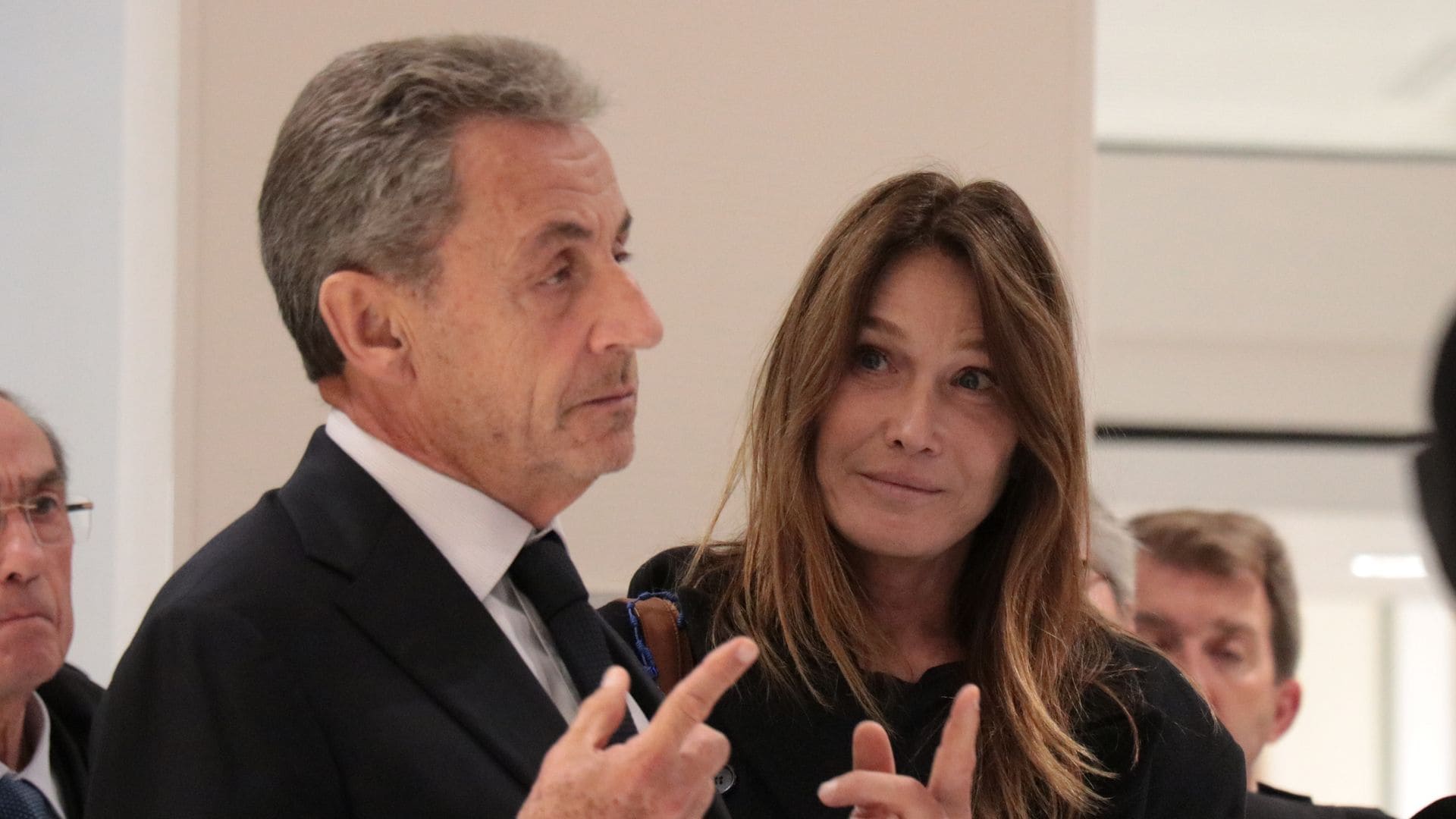 Carla Bruni arrebató la esponja de un micrófono ante el veredicto