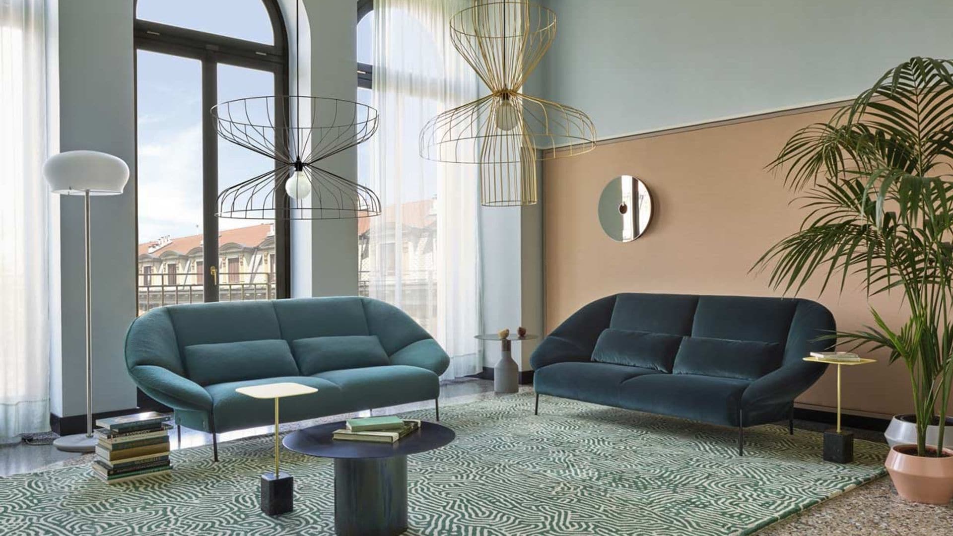Cómo combinar sofás de diferente color y crear un salón con mucho estilo