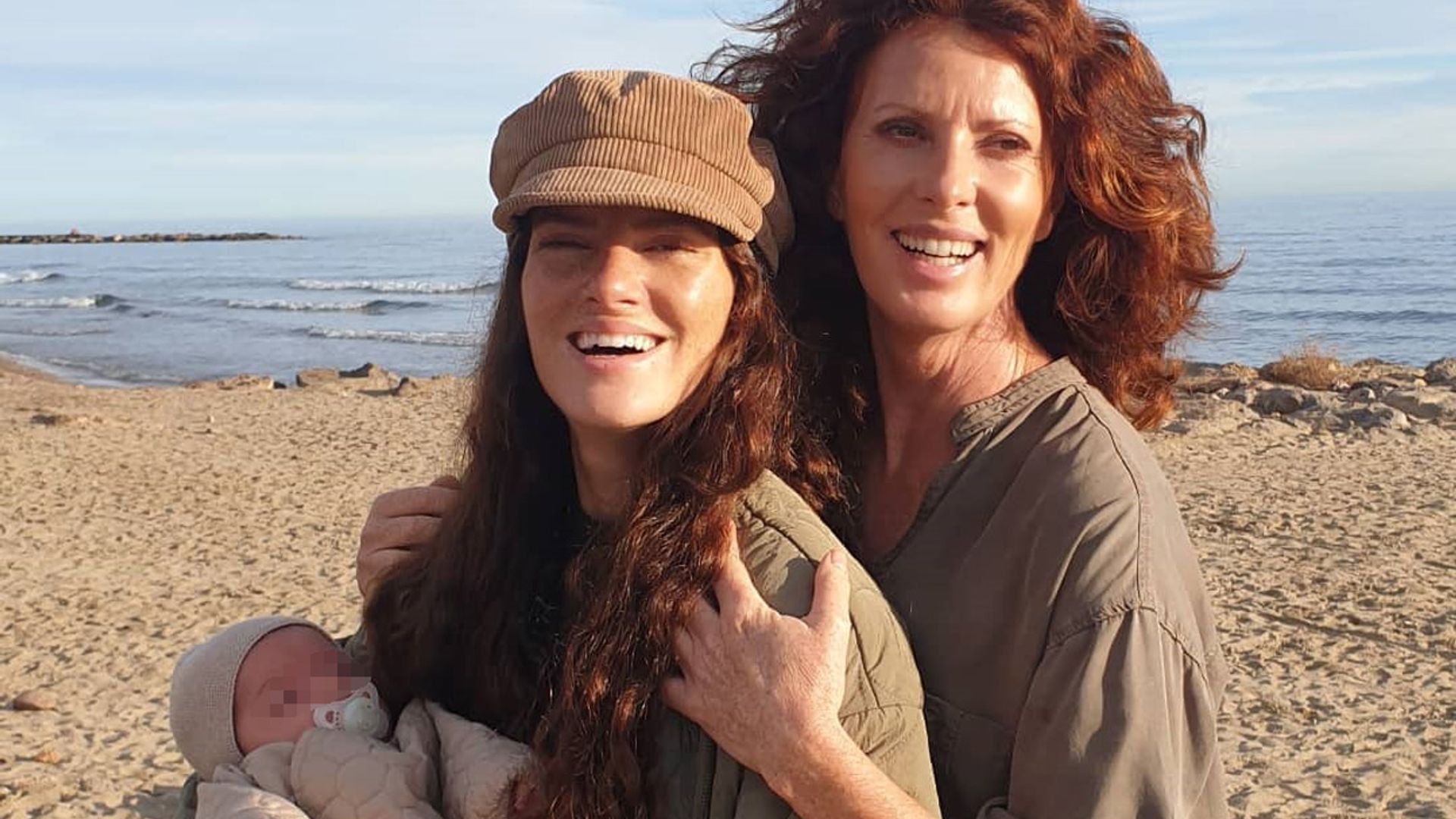 Verónica Mengod, una superabuela de 54 años, posa por primera vez con todos sus nietos