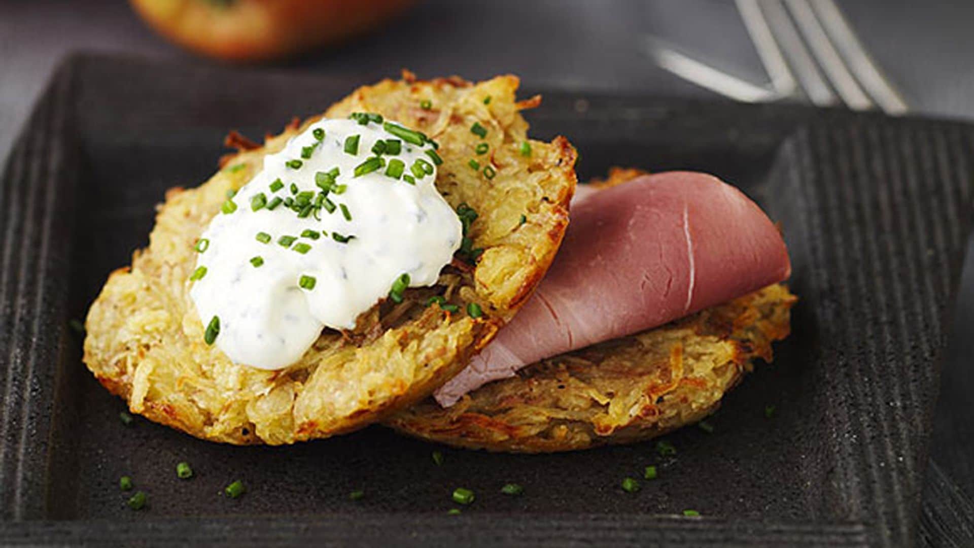 Patatas al horno con manzanas, jamón cocido y crema de cebollino