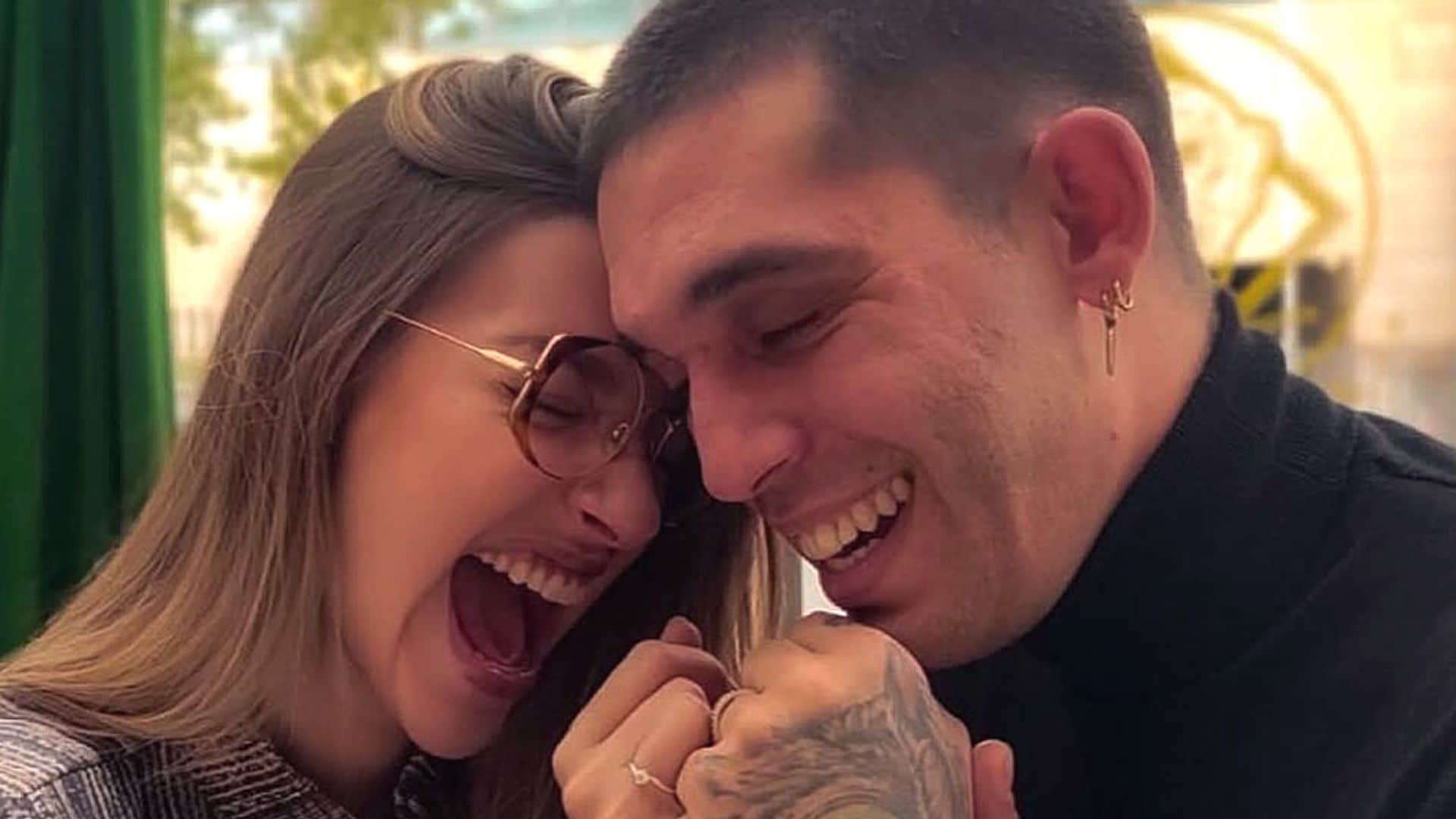 Ana Guerra y Víctor Elías se ponen románticos cantando en la piscina