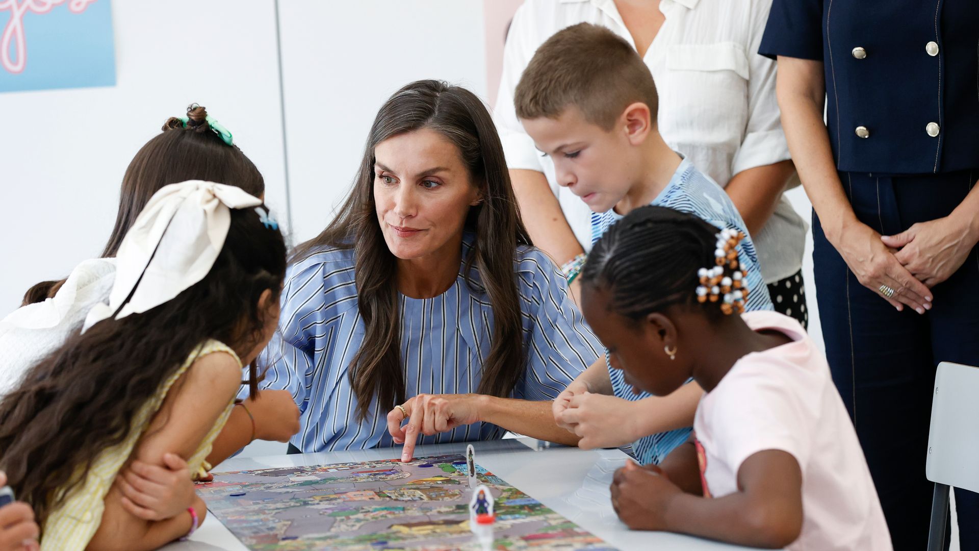 PRIMICIA. La reina Letizia tendrá el mejor recibimiento en Oviedo: 5 profesoras y su tutora la esperan ya para recorrer las aulas de su colegio en Asturias