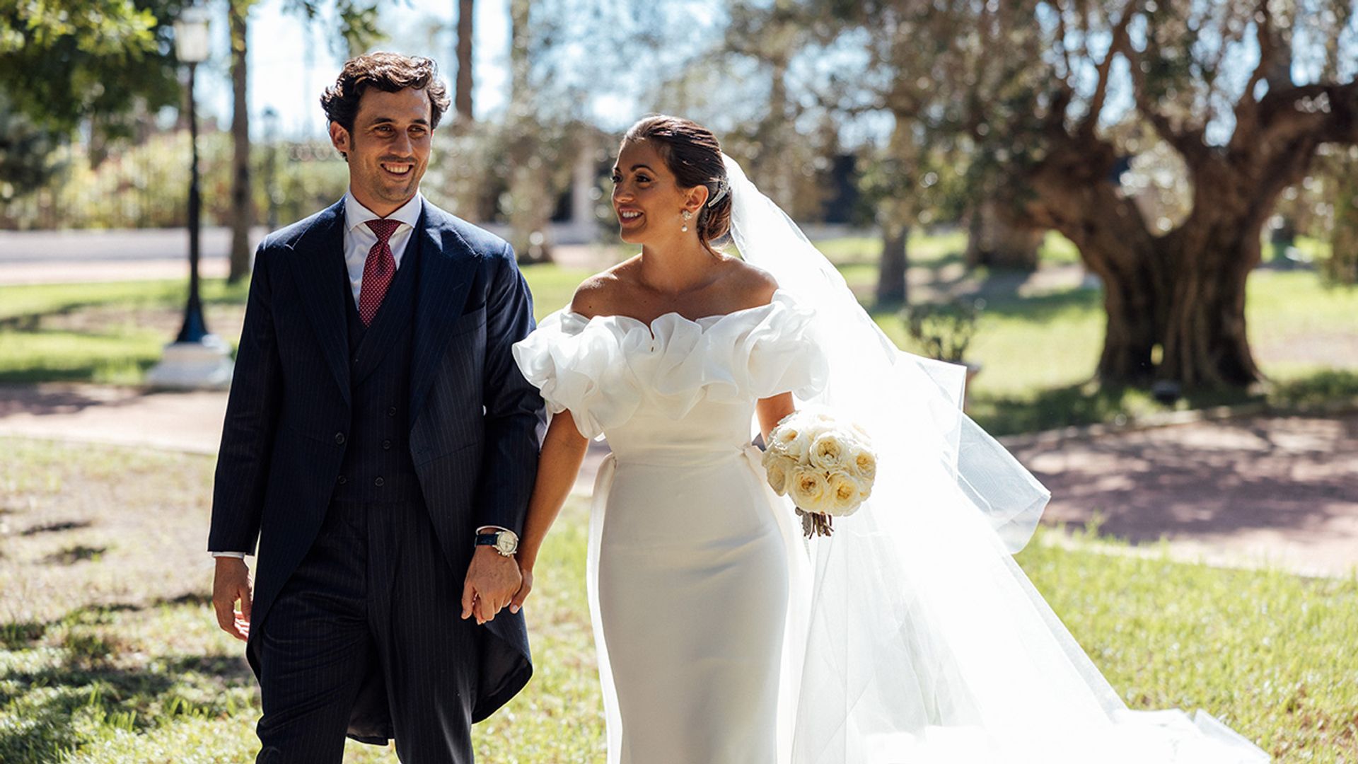 La boda en Elche de Patricia, la novia del vestido con escote de volantes y tiara familiar