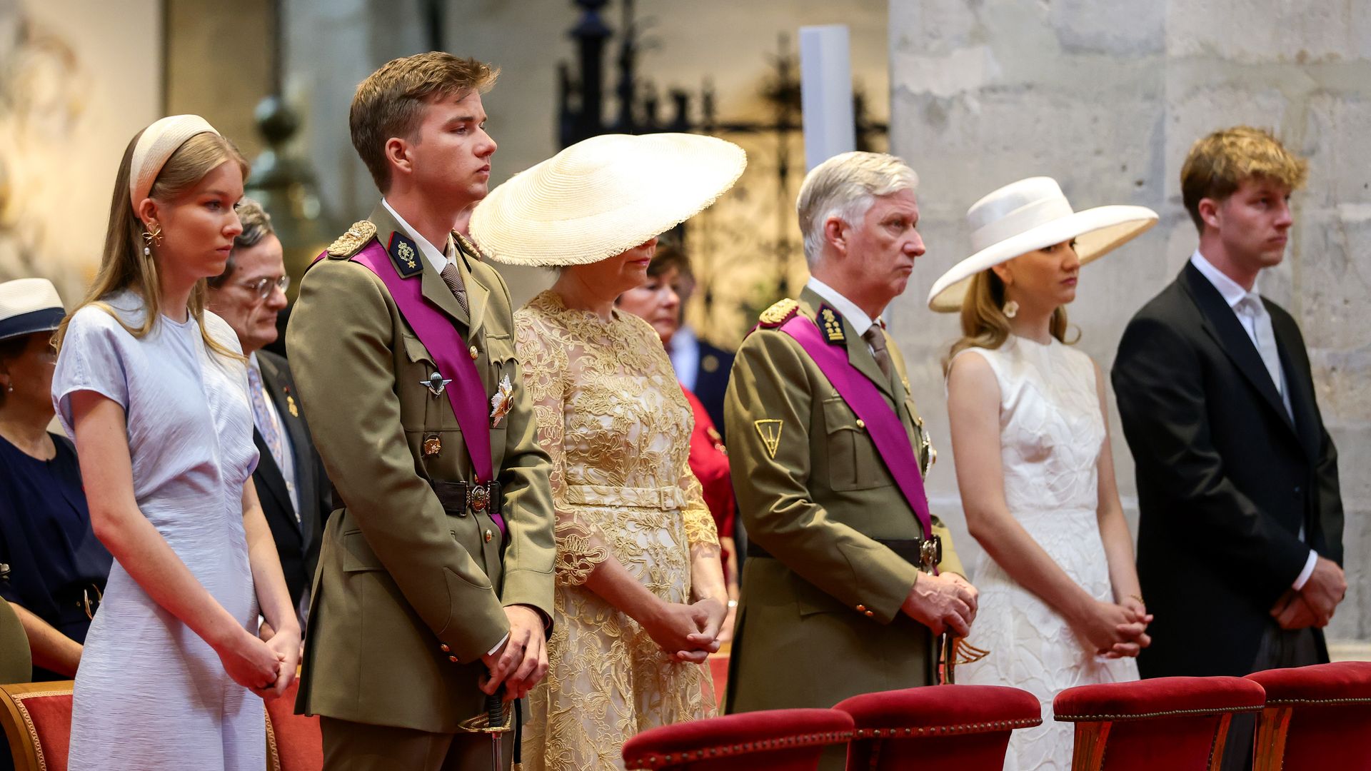 Gabriel de Bélgica debuta con uniforme militar en el Día Nacional junto a los reyes Felipe y Matilde y sus 3 hermanos