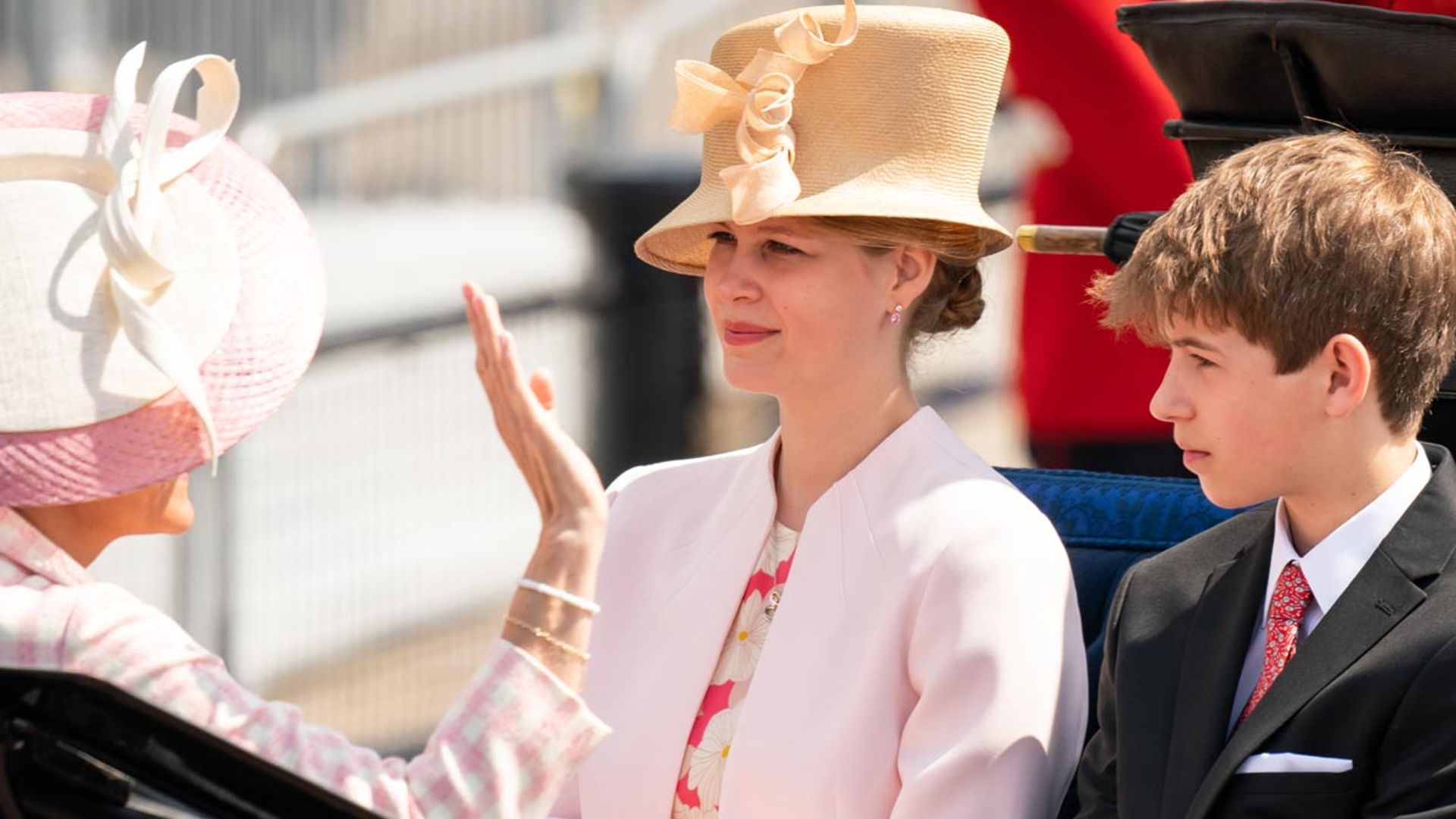 El sombrero con anécdota de Lady Louise Windsor, la nieta de 18 años de Isabel II