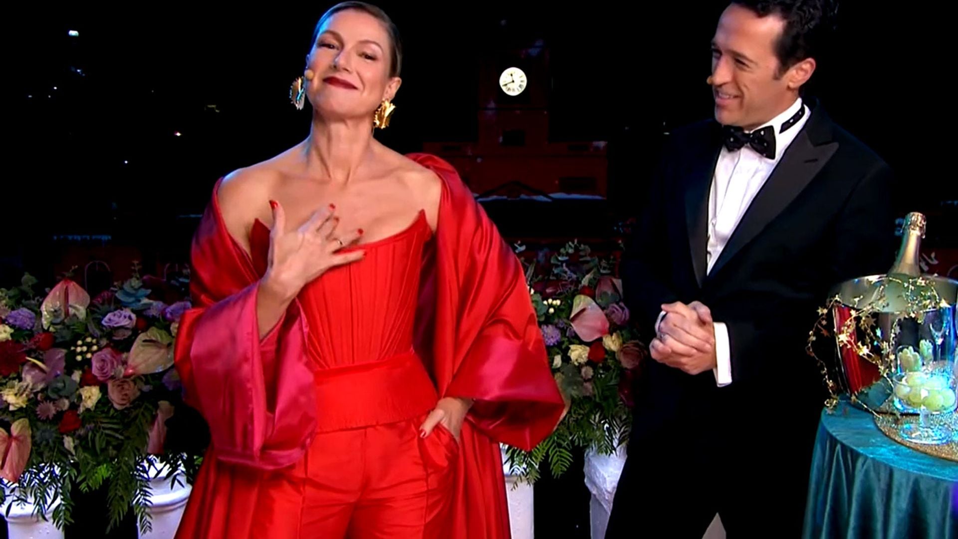 Anne Igartiburu, espectacular con traje rojo de pantalón y joyas artesanales en las campanadas