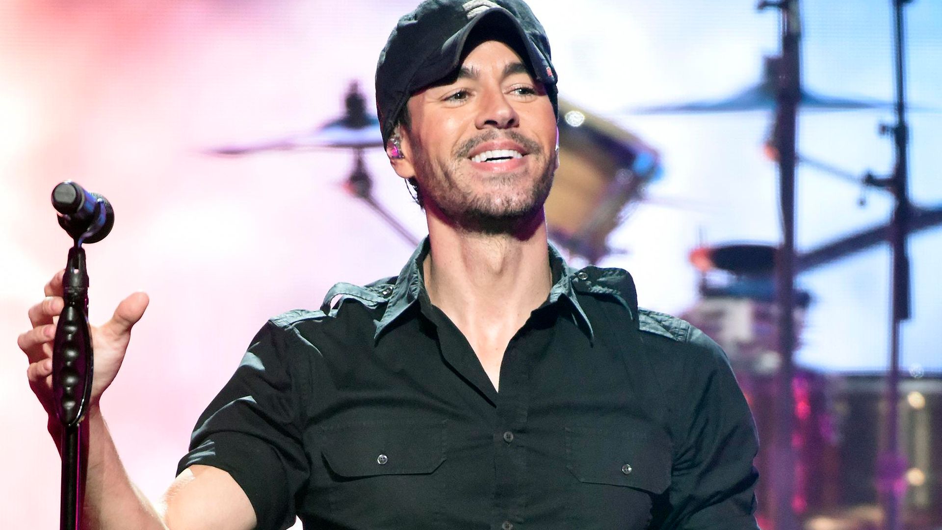Tras superar una neumonía, Enrique Iglesias reaparece con buenas noticias