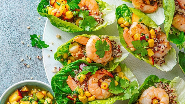 Tacos de lechuga con gambas, quinoa roja y maíz
