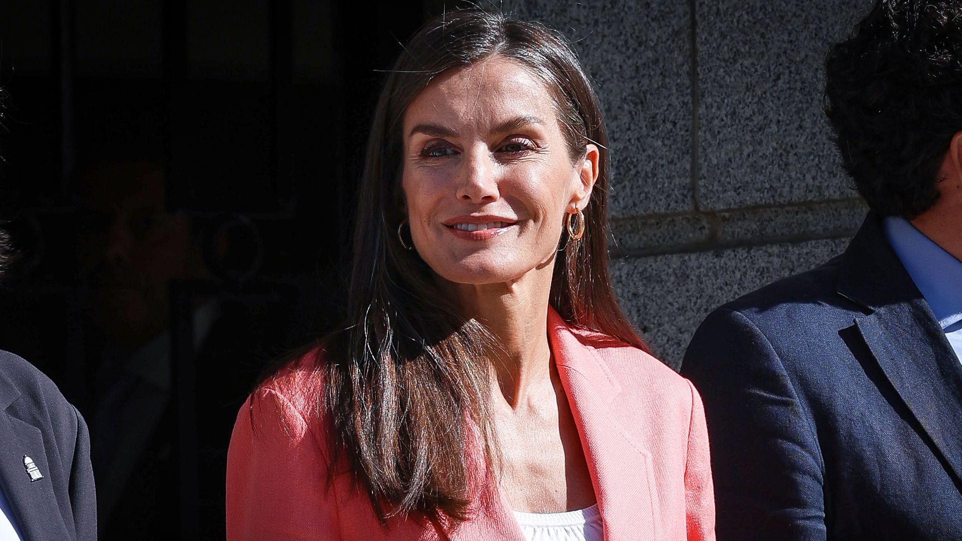 La reina Letizia apuesta por un traje de lino en tono brillante para el verano
