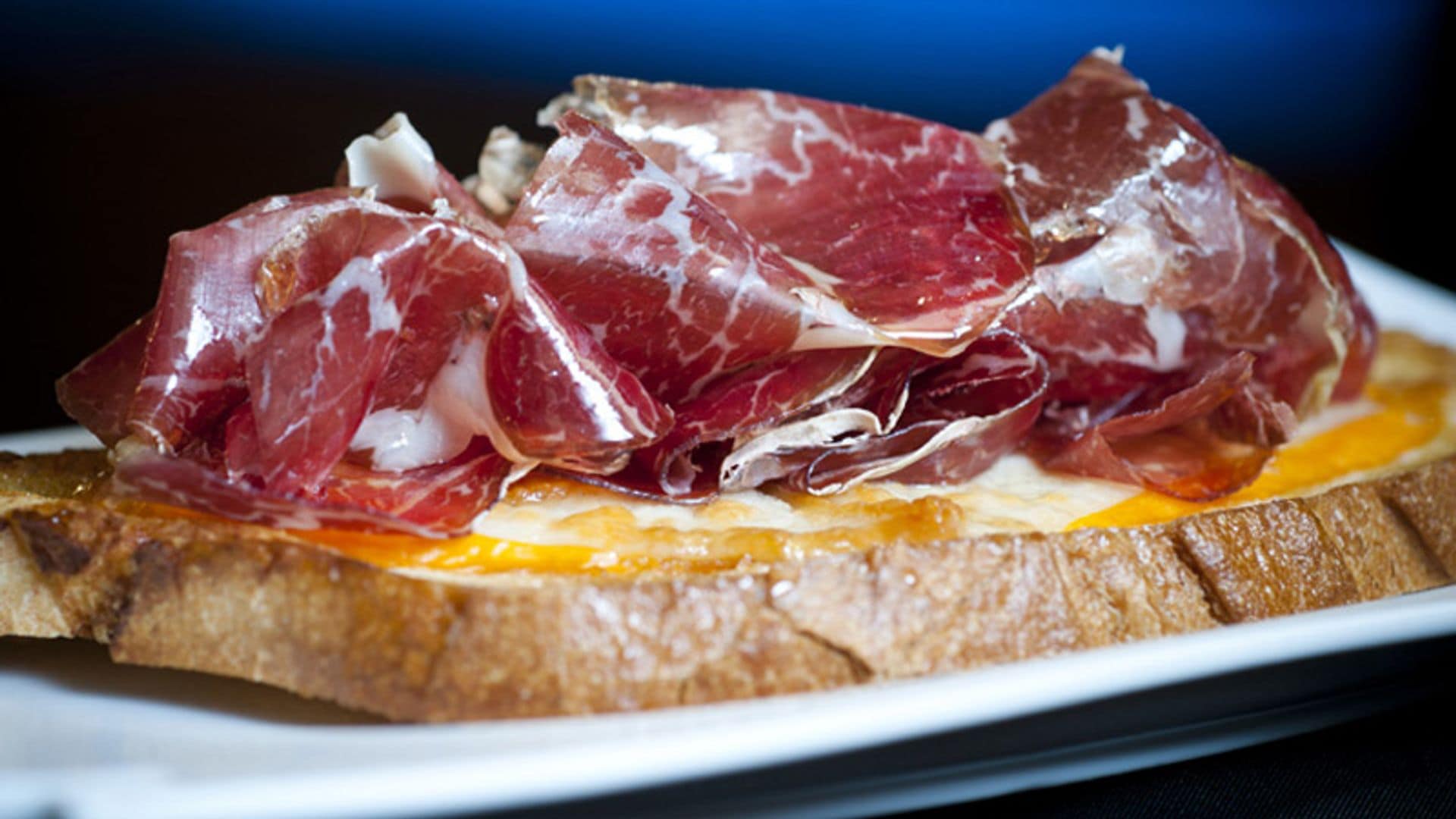 Tosta de cecina con queso zamorano y salmorejo