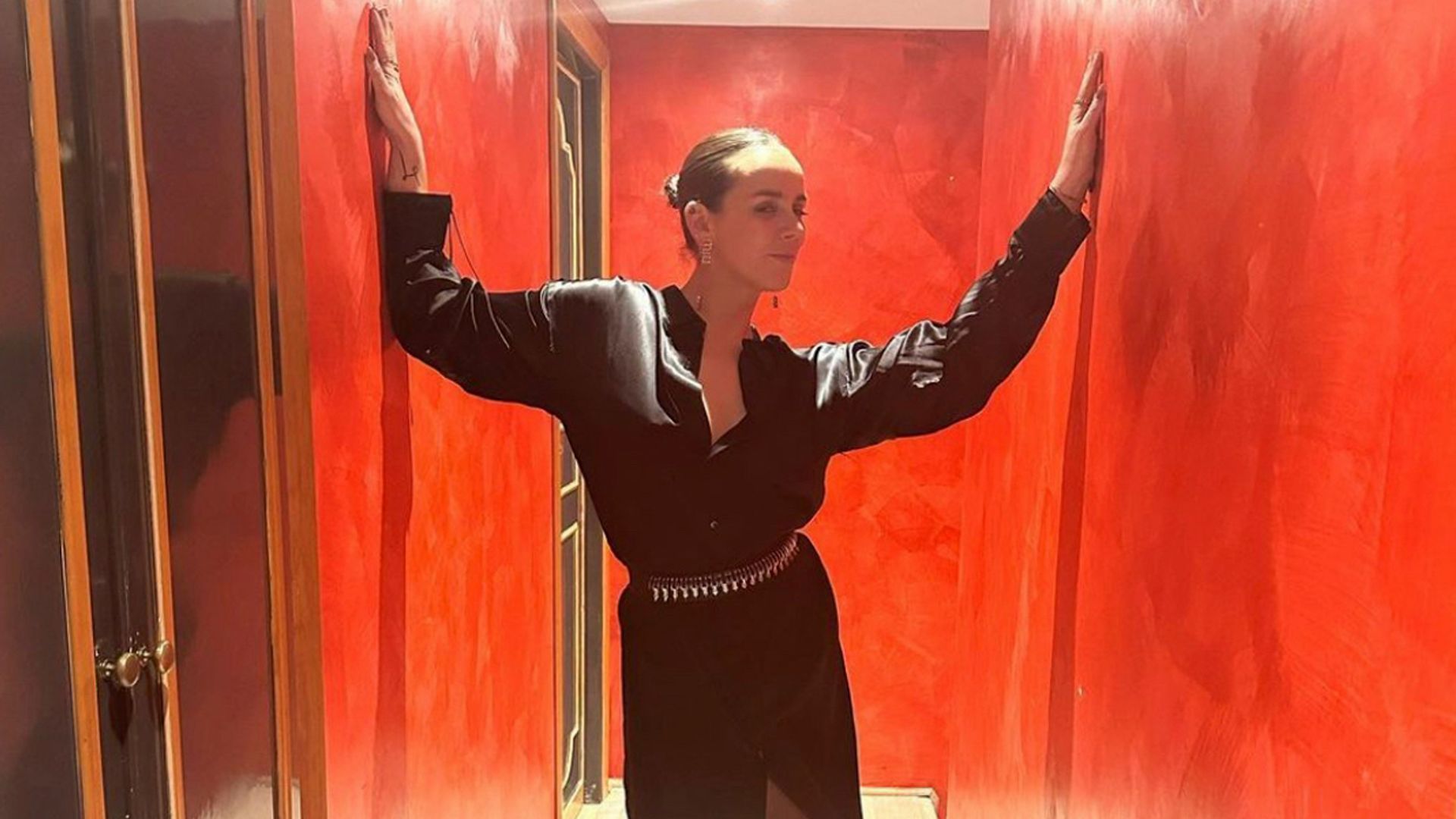 Pauline Ducruet resuelve sus looks de fiesta con una camisa de seda 'eco' y zapatos-joya
