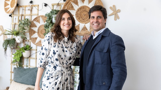 Lourdes Montes y Francisco Rivera posando abrazados con vestido blanco estampado y total look azul marino