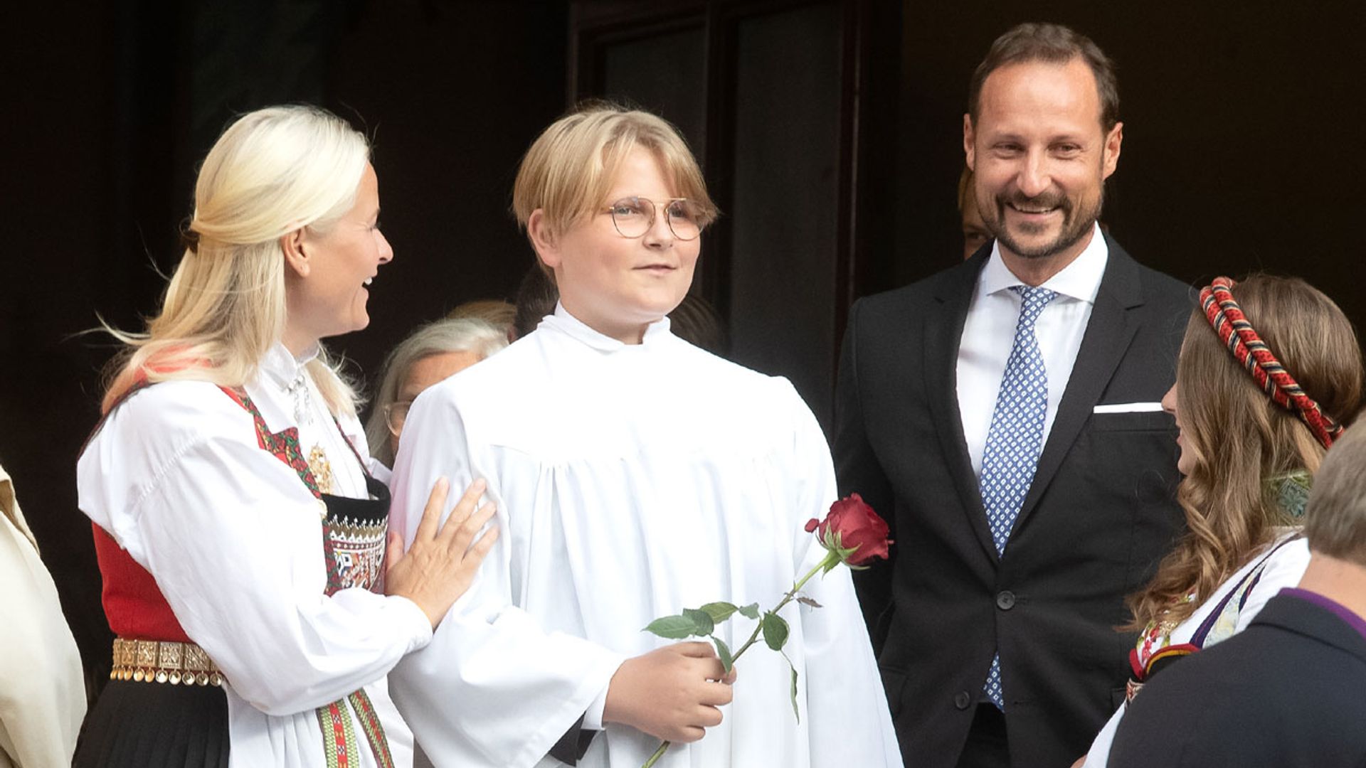 Sverre Magnus de Noruega recibe la confirmación ante una emocionada Mette Marit y con pocos invitados