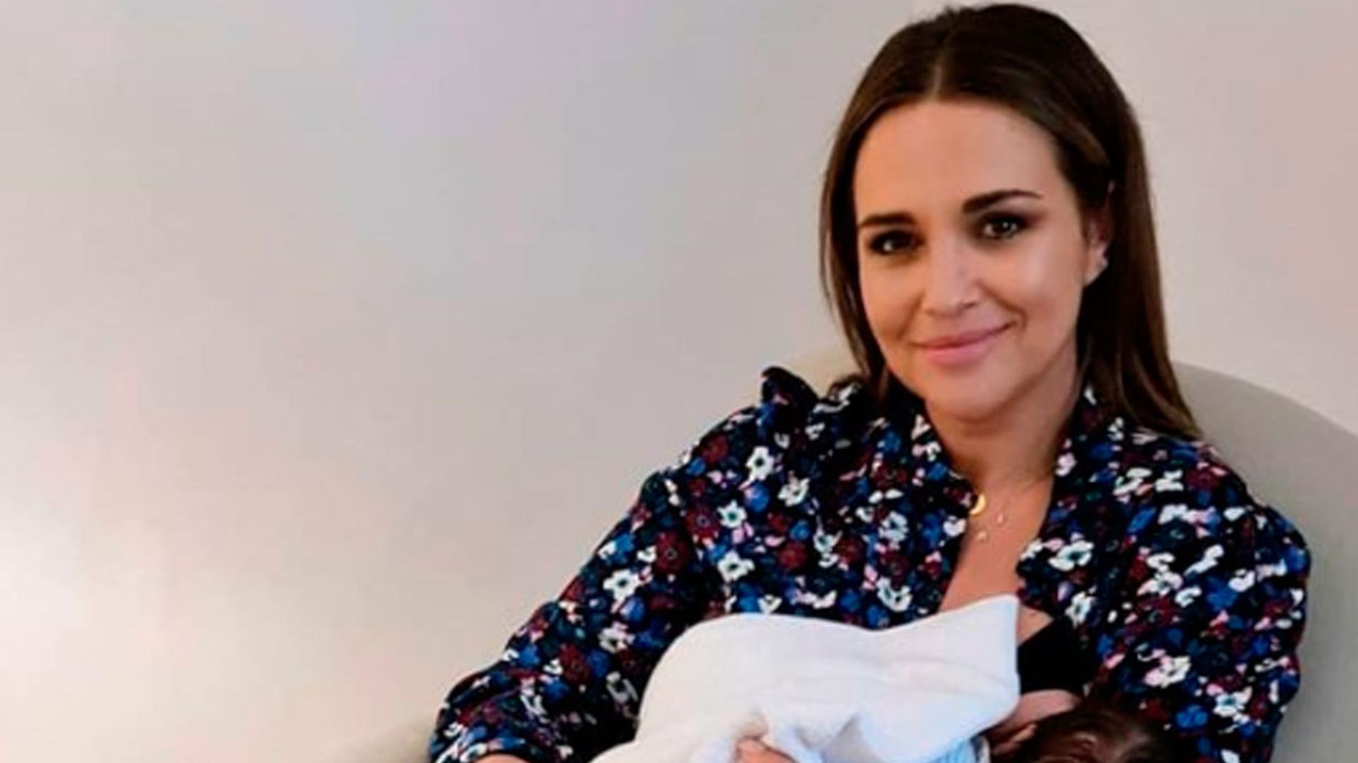 Paula Echevarría celebra el cumplemés de su bebé y pide consejo sobre la maternidad