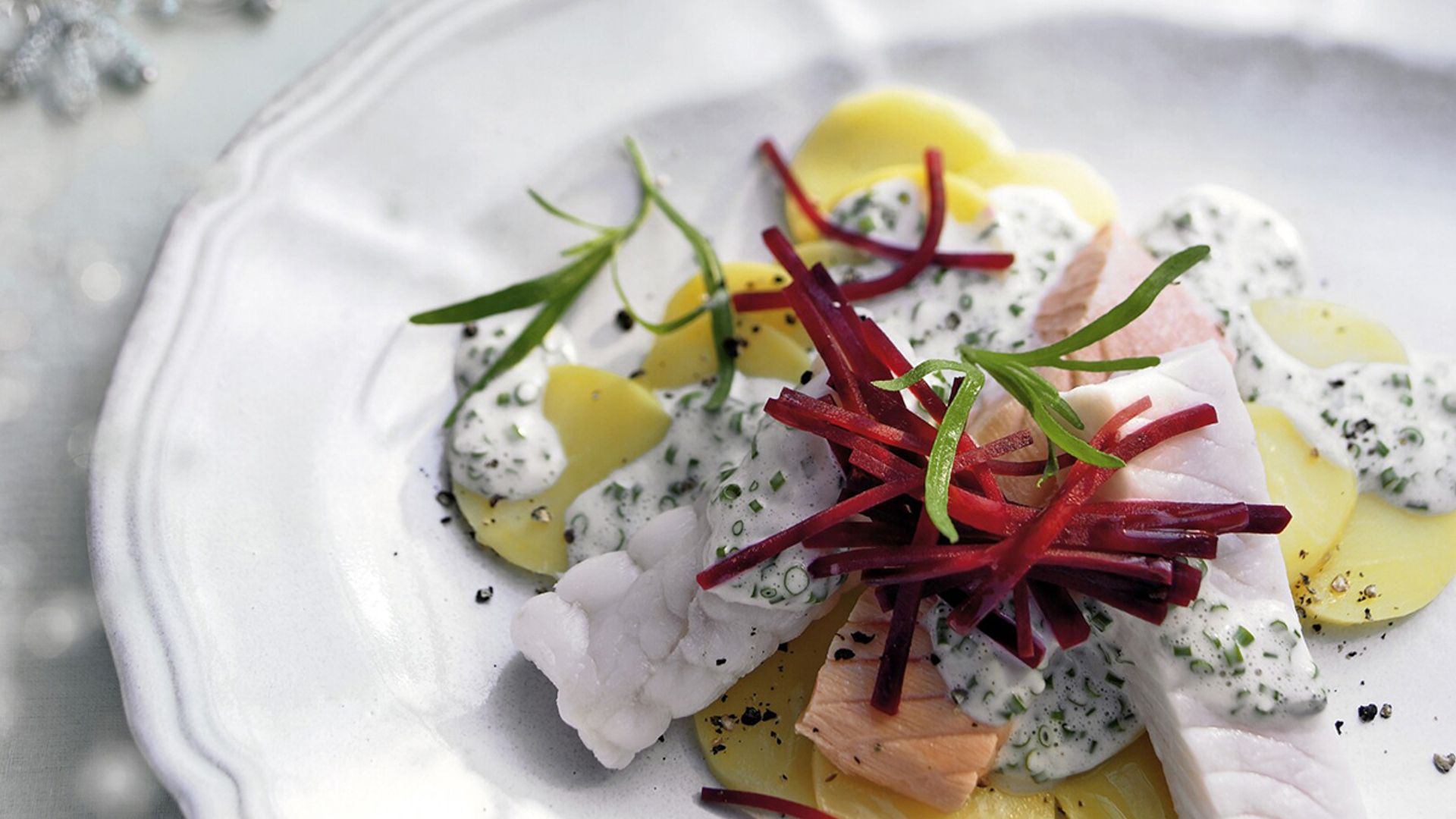 Pescado en papillote con patatas y salsa de yogur con hierbas aromáticas