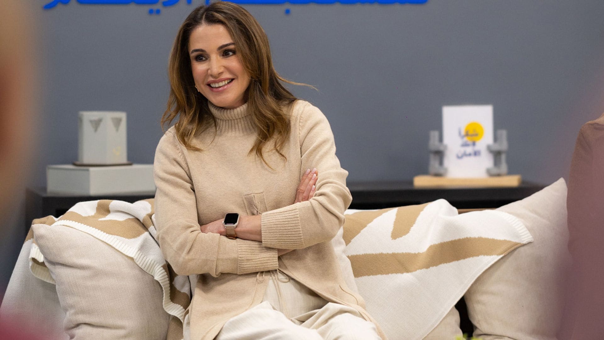 Rania de Jordania, la más original con jersey XXL, pantalones super anchos y botines 'Intrecciato'