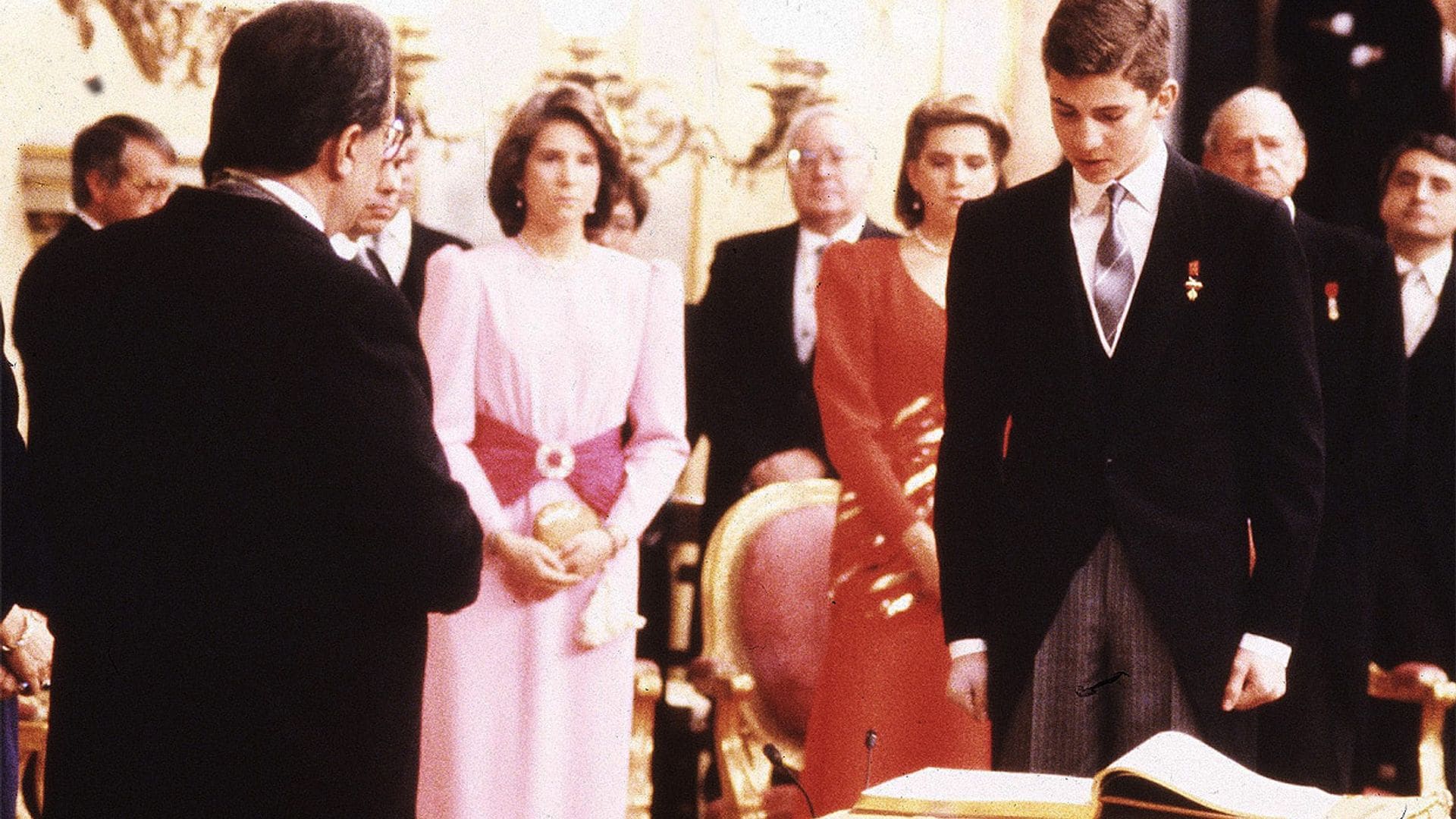 Rodeado de toda su familia y ante un ejemplar histórico: así juró la Constitución Felipe VI hace 37 años
