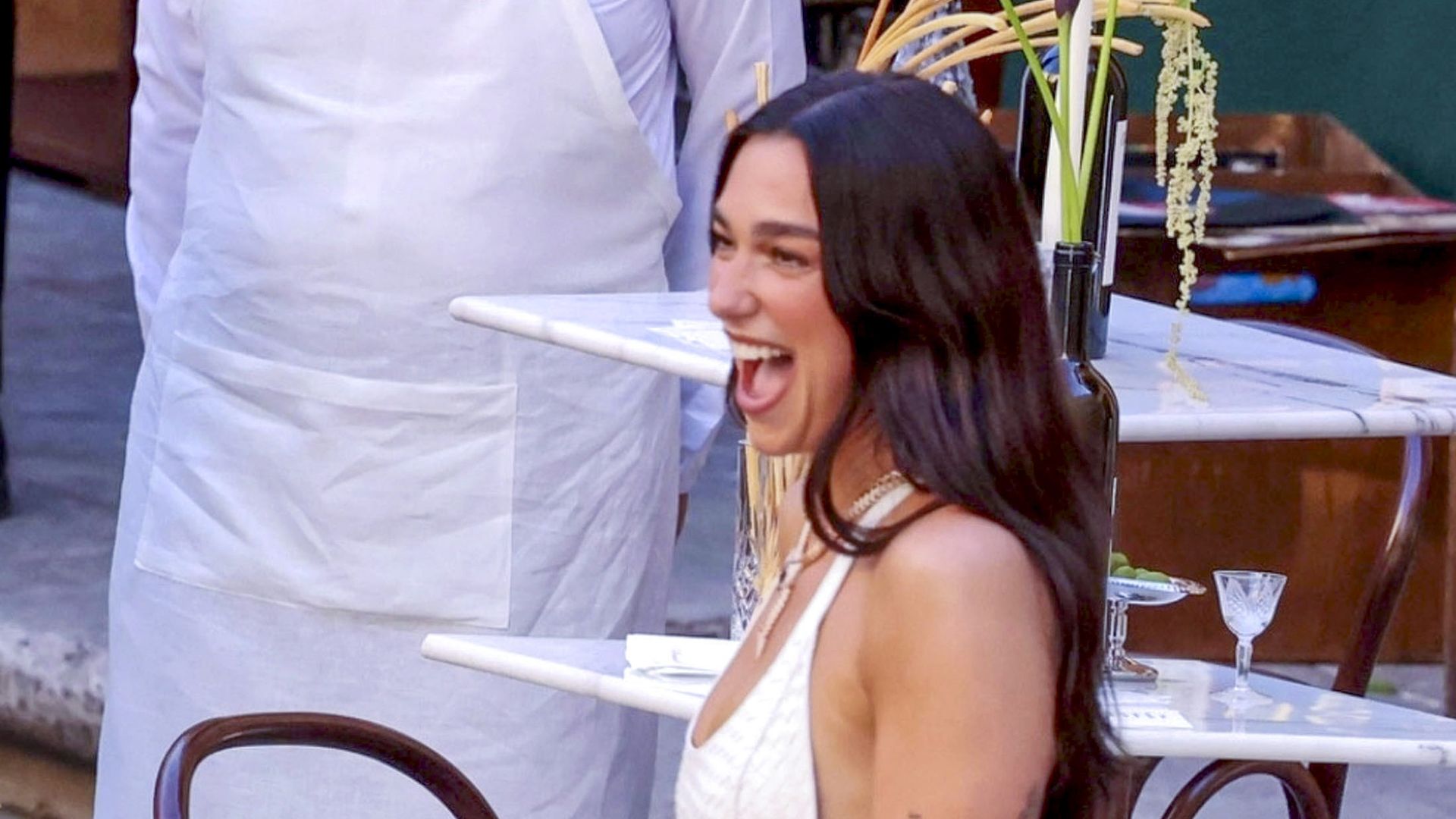 Dua Lipa lució el primero de los vestidos de su boda de tres días
