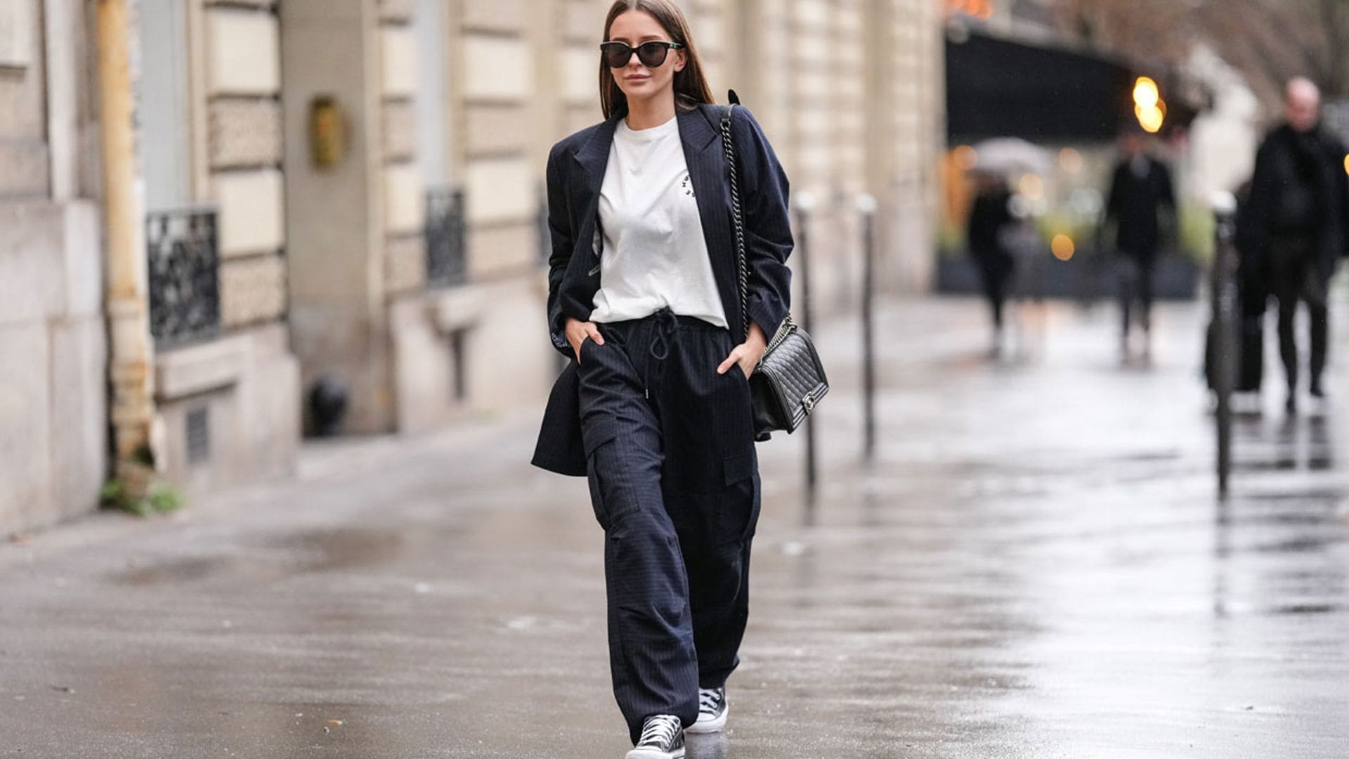 Solo necesitas una camiseta blanca para conseguir el mejor look de entretiempo