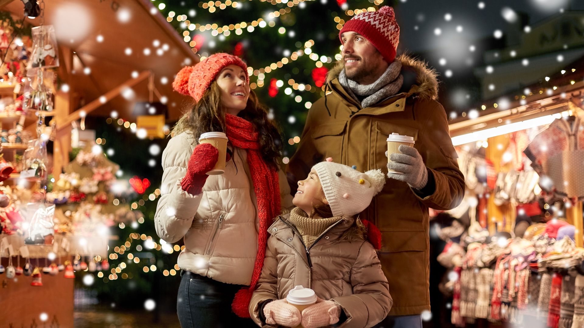 Familia haciendo planes navideños en un mercadillo