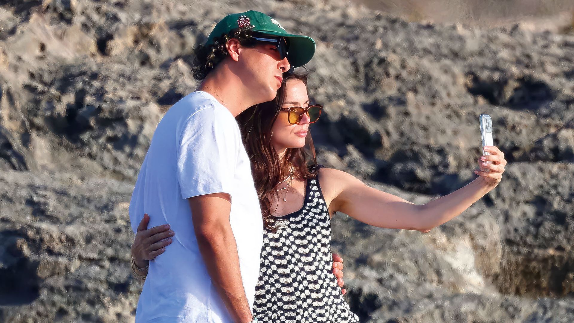 Ana de Armas y Beto Montenegro comieron en un famoso chiringuito de la isla y, a la salida, no pudieron resistirse a hacerse un selfi, antes de fundirse en un beso de película. De la mano se dirigieron al puerto para tomar una lancha, que los trasladó al yate de unos amigos