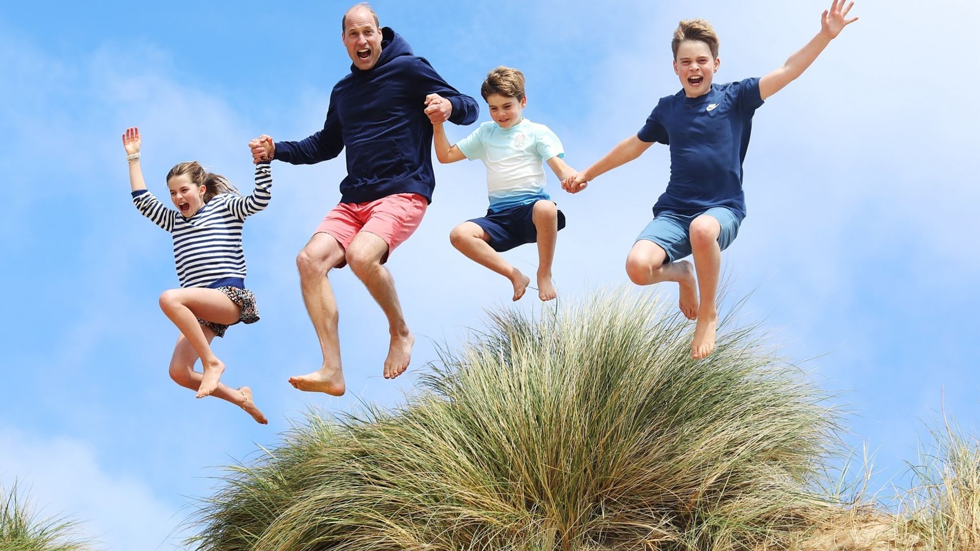 El príncipe William con sus hijos en un día de playa, en una divertida foto tomada por la princesa Kate.