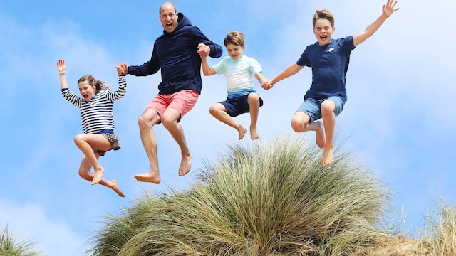 El príncipe William con sus hijos en un día de playa, en una divertida foto tomada por la princesa Kate.