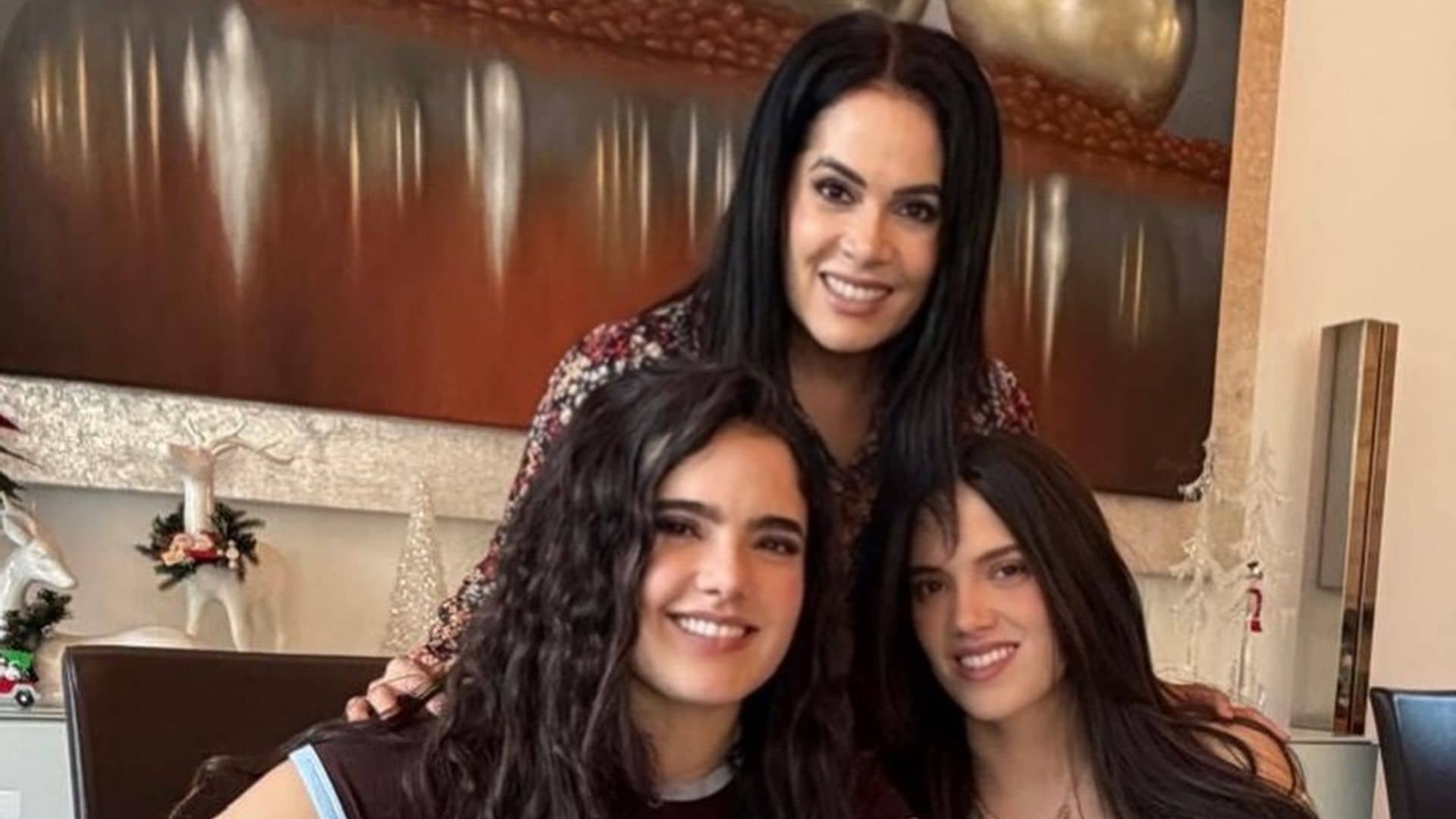 América Guinart y sus hijas, Camila y América en la celebración de su cumpleaños 28