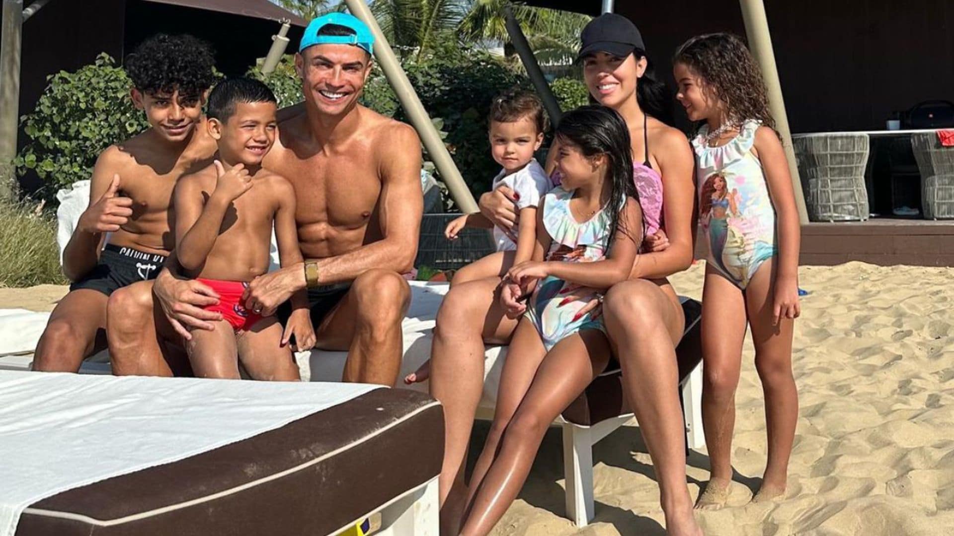 Bella Esmeralda, toda una minimodelo en el idílico posado familiar de Georgina Rodríguez y Cristiano Ronaldo