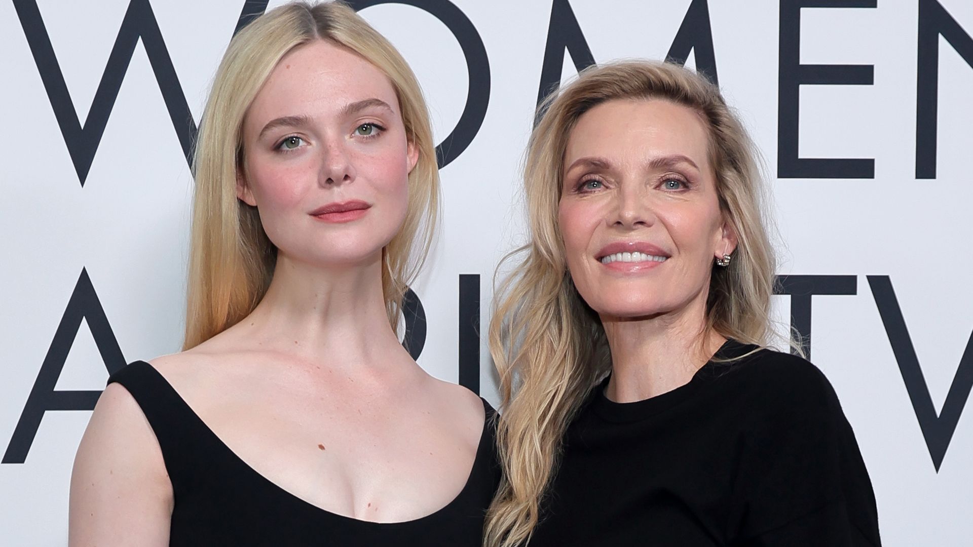 Elle Fanning (28) y Michelle Pfeiffer (68), espectaculares y cómplices en su última aparición en la alfombra roja