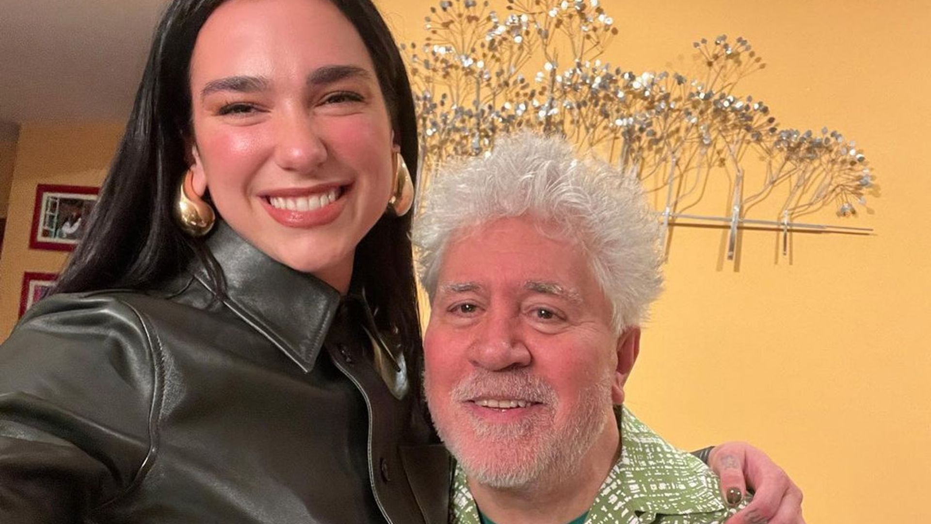 La visita exprés de Dua Lipa a Madrid... ¡con Pedro Almodóvar!