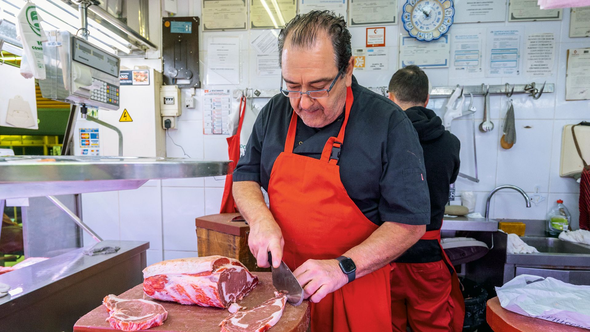 Carnicero del Mercado de Chamberí en Madrid