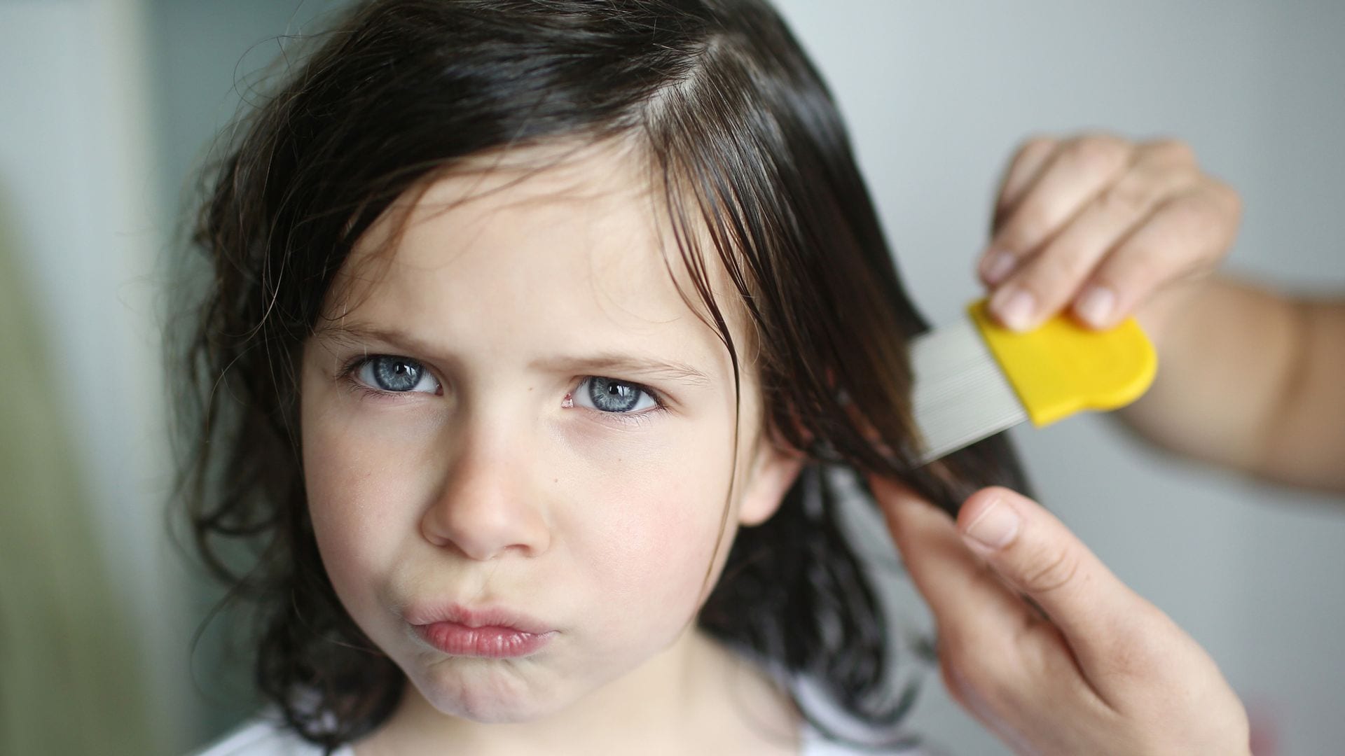 Niña con piojos