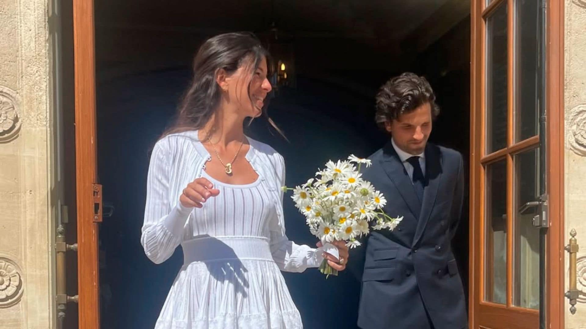 La modelo estrella de Zara se ha casado en París con un minivestido de novia italiano y un ramo de margaritas