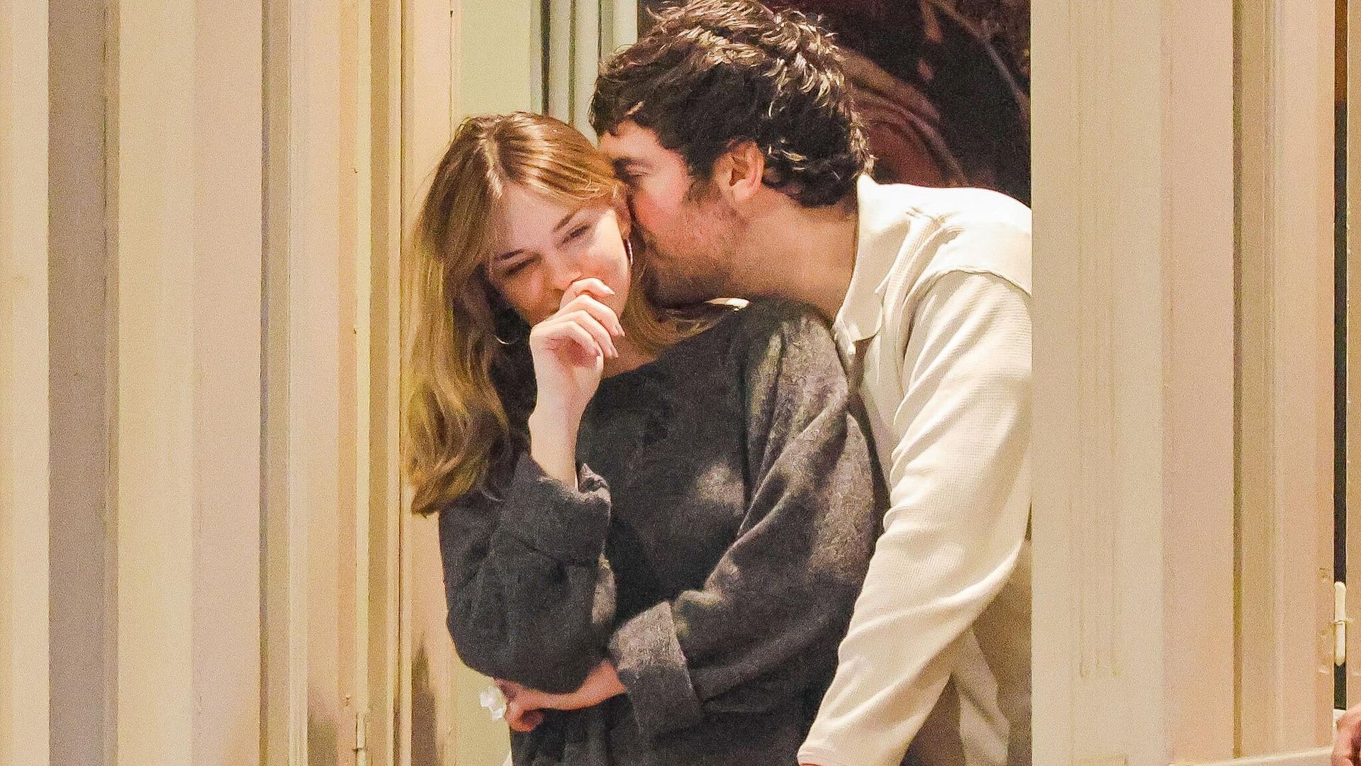 Foto a foto, el romántico momento de Stella Banderas y su novio en Málaga