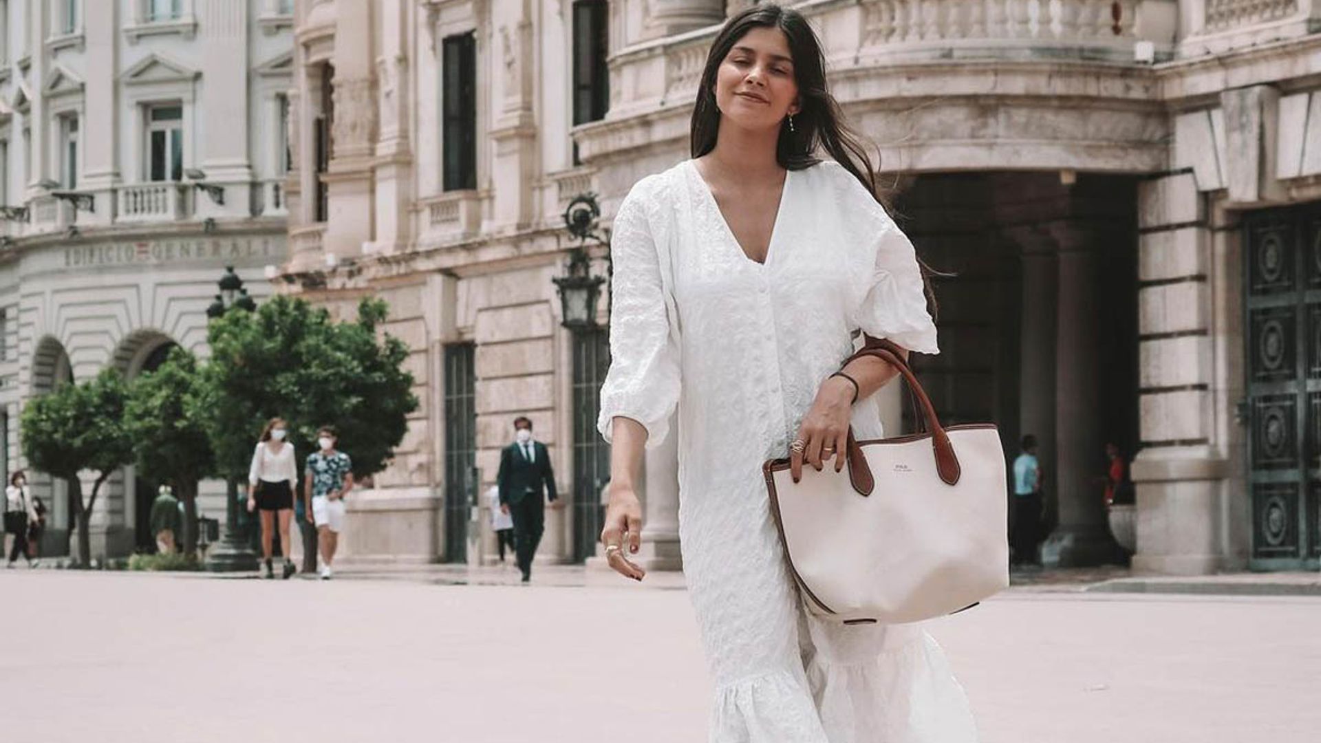 Del camisero de María García al lencero satinado: compra aquí el vestido blanco que necesitas