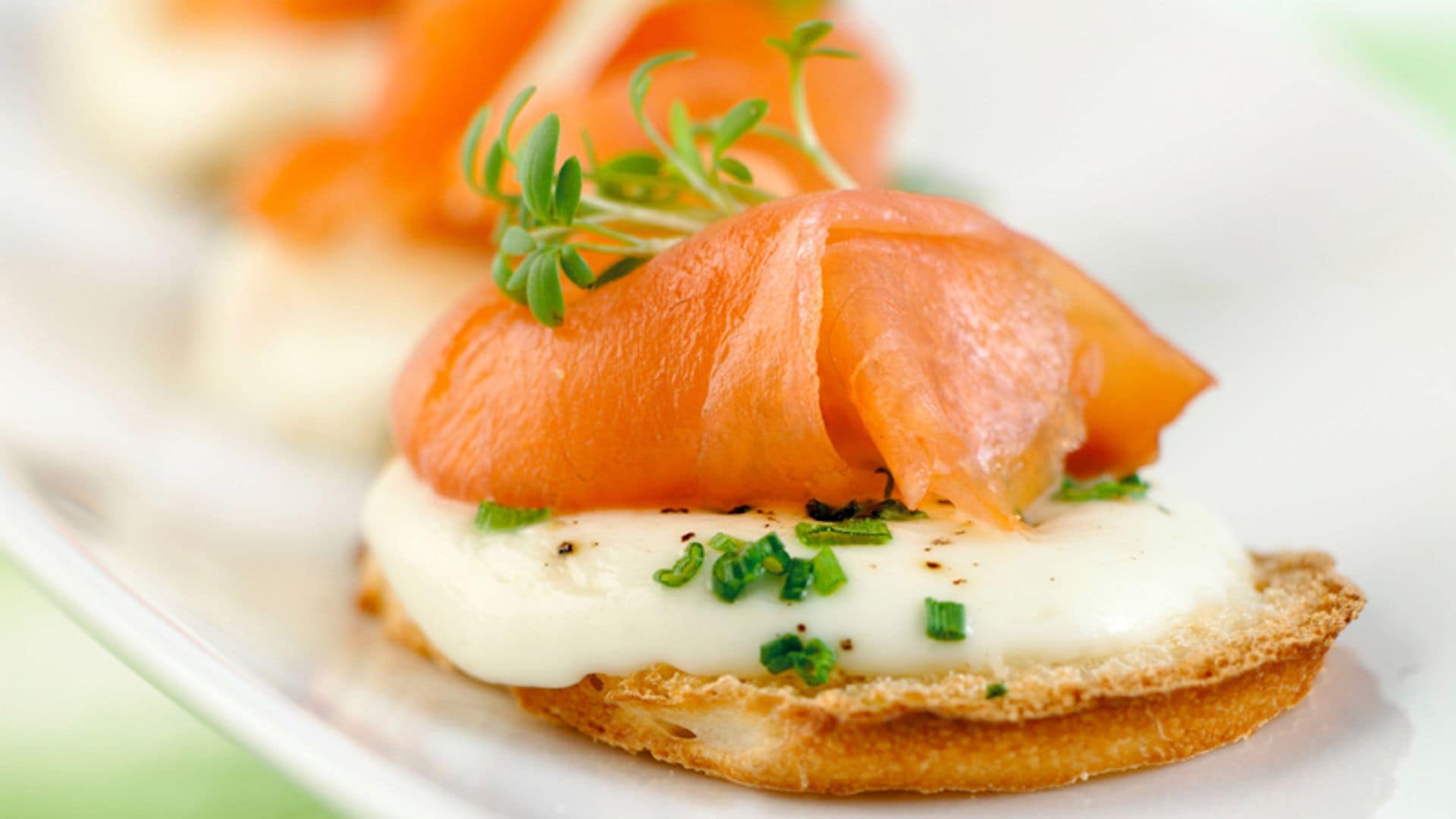 Canapés de salmón ahumado con 'mozzarella'