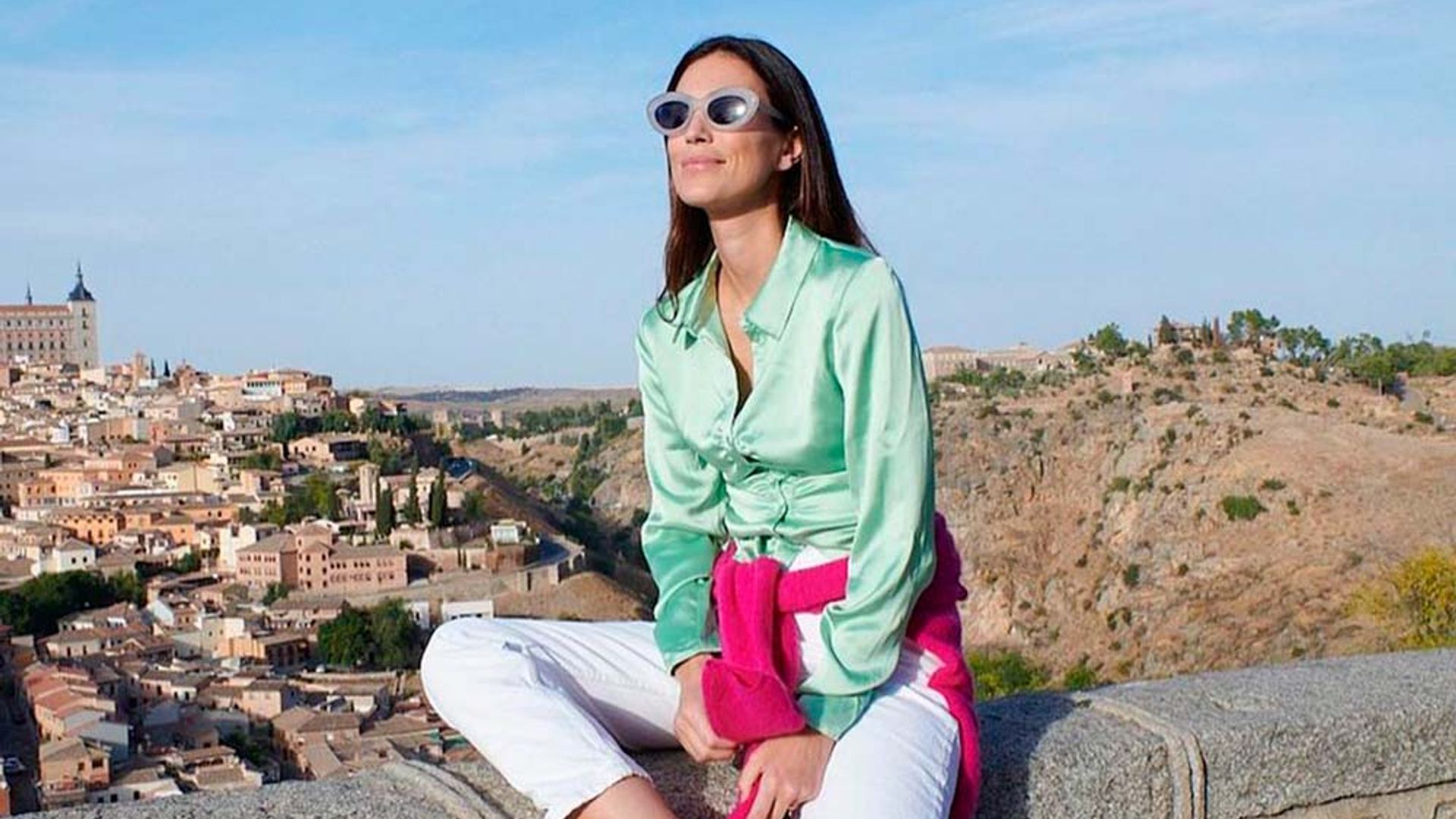 Los zapatos planos con los que Sassa de Osma transforma su pantalón blanco en el look más 'chic'