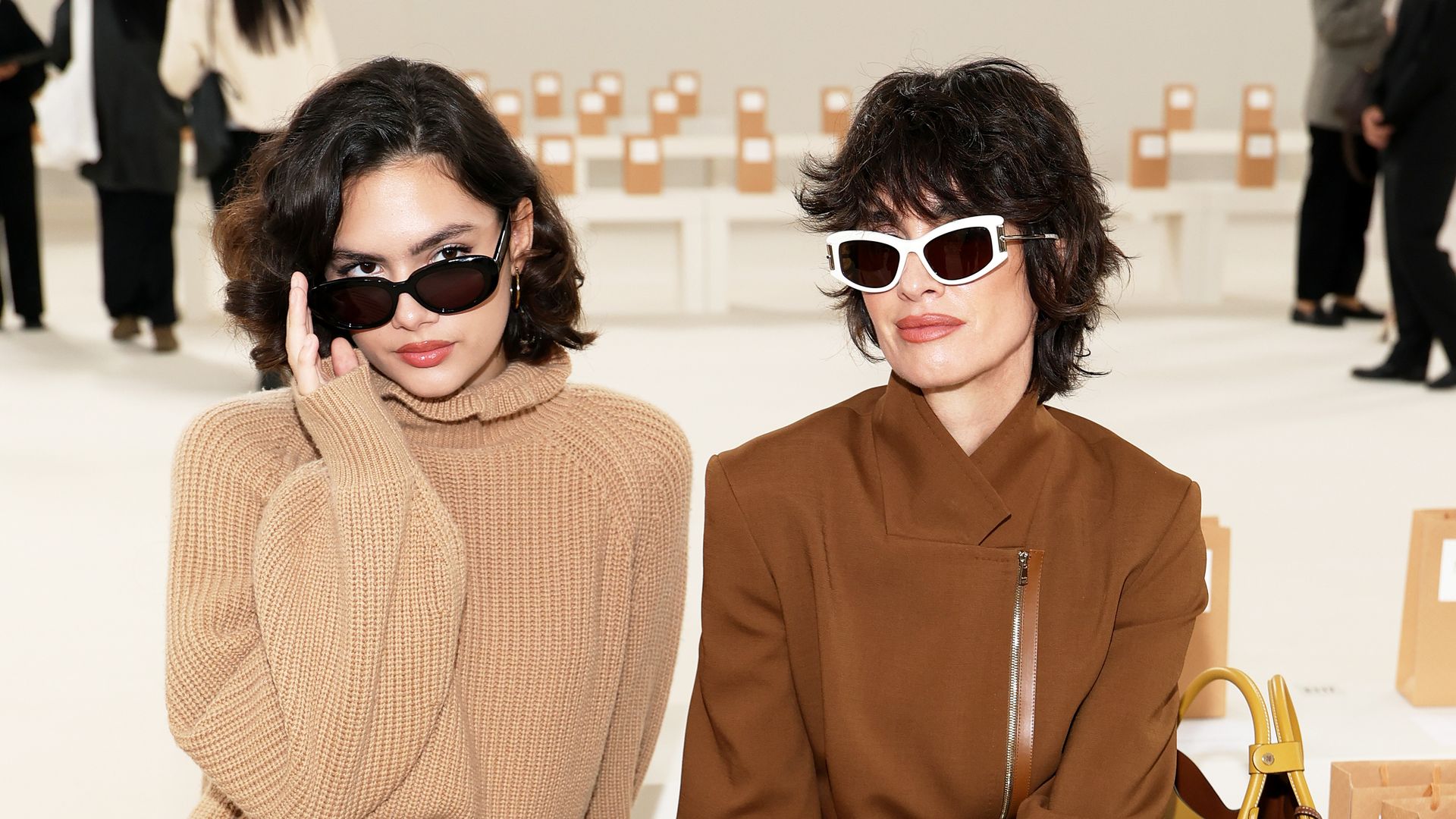 Ava Salazar y Paz Vega en el desfile de Max Mara